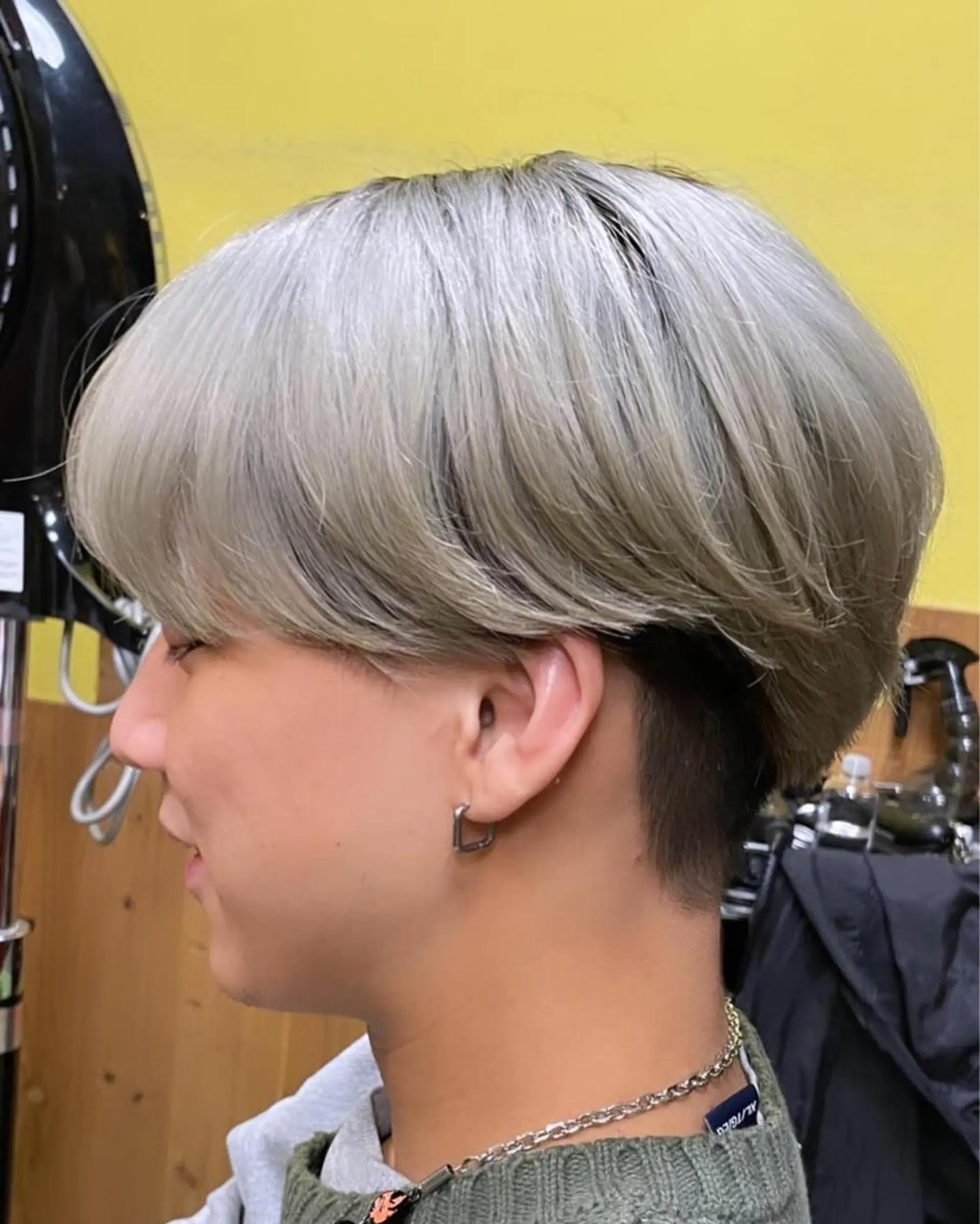 ショート カラー メンズ メンズブリーチ ブリーチ ネイビーカラー シルバー トリートメント デザインカラー🏝️ 須賀汐音のヘアスタイル