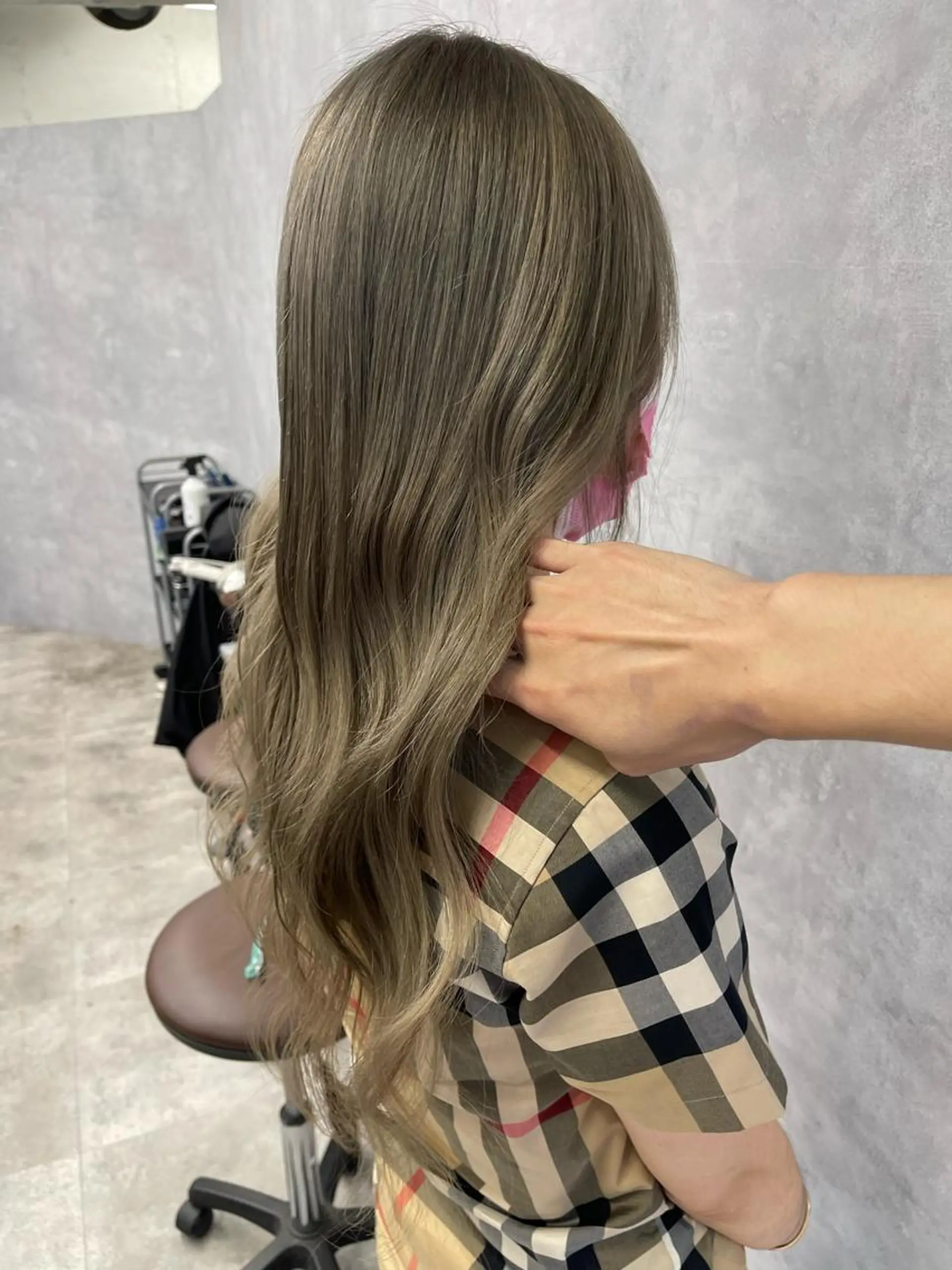 ロング カラー ブリーチ ケアブリーチ グレージュ カット ヘアカラー トリートメント オフホワイトアンドなんば所属・福西 洋斗のヘアスタイル