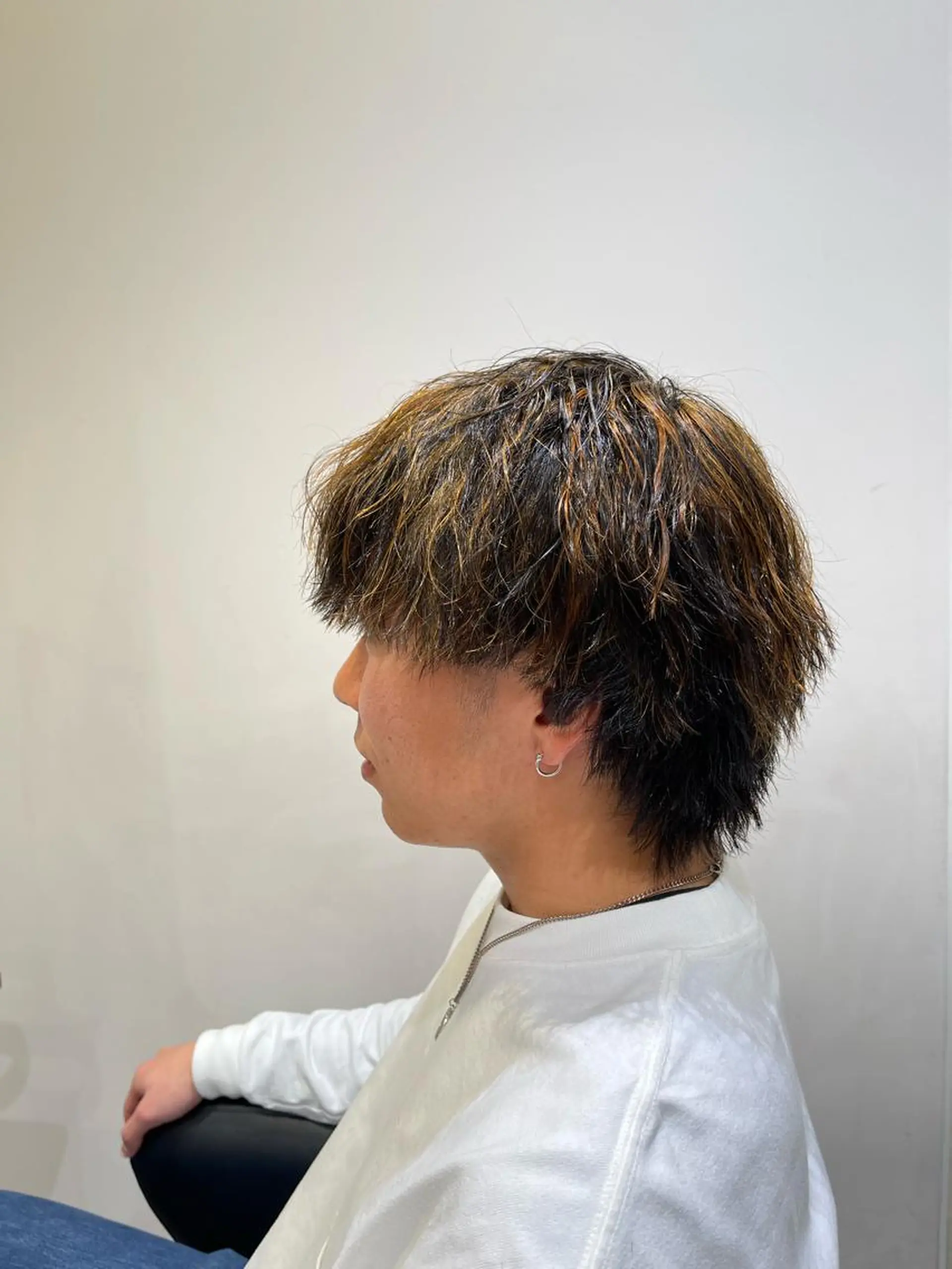 ミディアム カラー パーマ メンズ ミディアムパーマ メンズハイライト メンズパーマ メンズツイストパーマ ハイライトカラー ✂︎髪質改善・ Yuitoのヘアスタイル