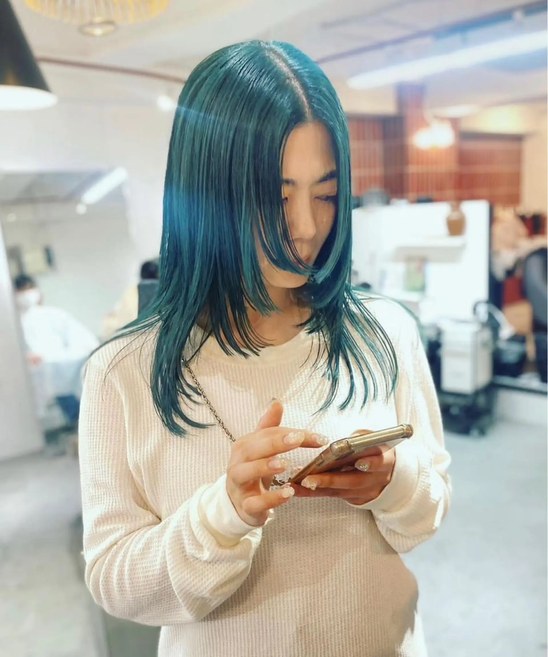 ミディアム カラー 束所属・毛流れセンターパート Sakiのヘアスタイル