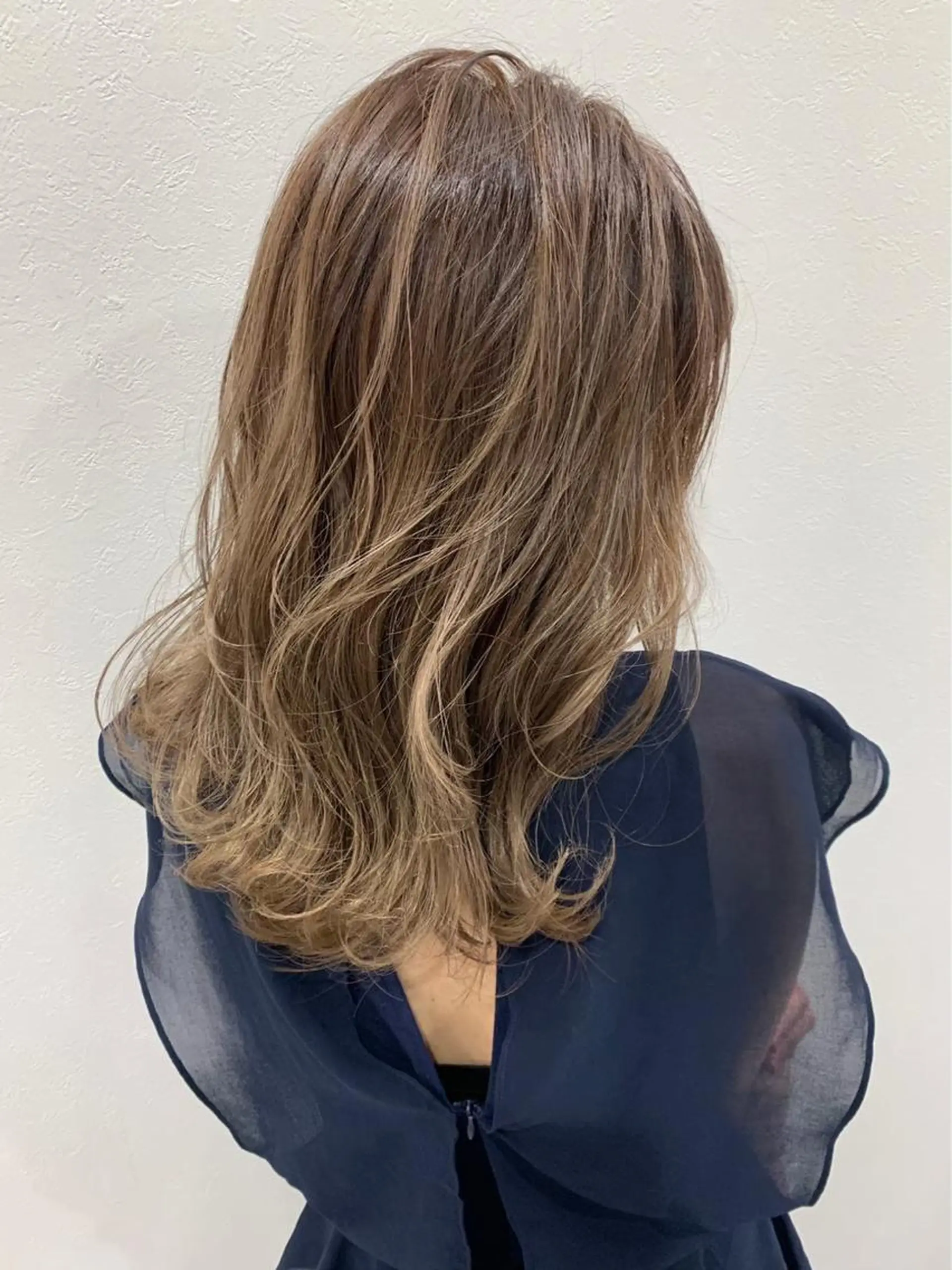 セミロング カラー ヘアアレンジ アッシュ バレイヤージュ ベージュカラー グラデーションカラー ハイライトカラー 指名支持率NO.1 スタイリストのヘアスタイル