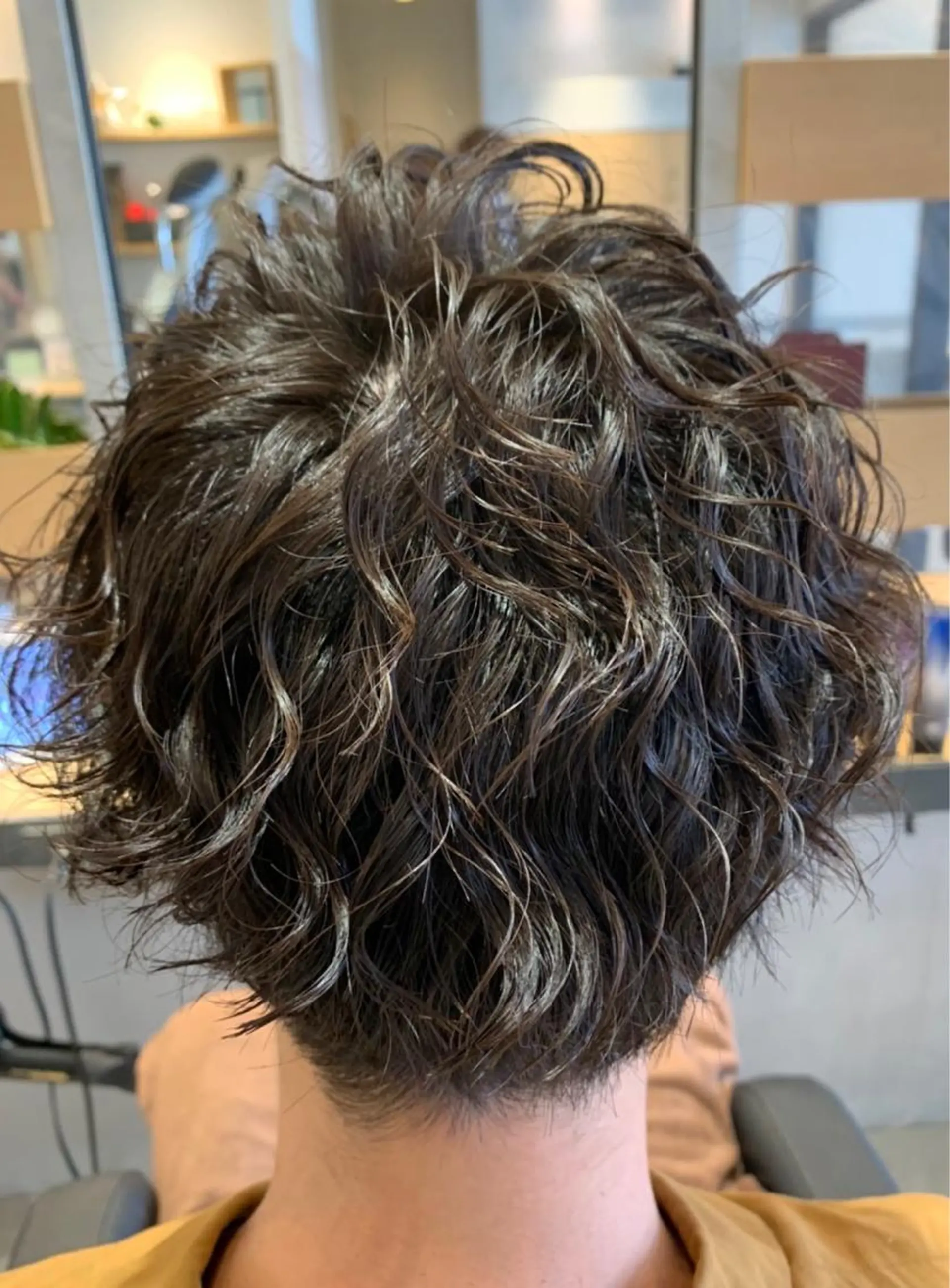ミディアム カラー パーマ ヘアアレンジ メンズ アイブロウ ミディアムパーマ フェードカット メンズパーマ ツイストスパイラルパーマ 波巻きパーマ 💈メンズ特化 美容師サキ💈のヘアスタイル