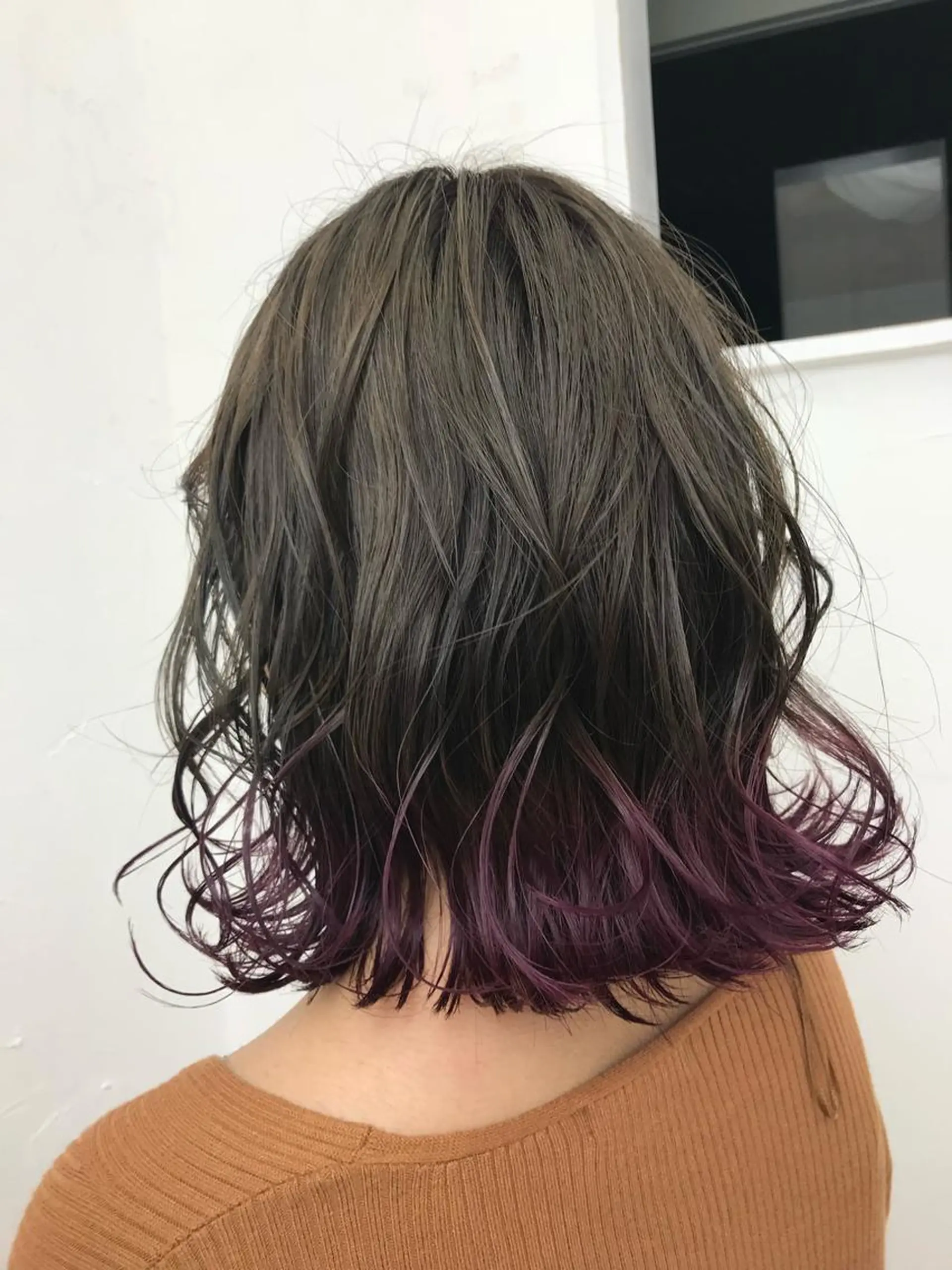 ミディアム カラー バレイヤージュ ブリーチ グラデーションカラー ピンクカラー レイヤーカット カット HOWL所属・小山 明菜のヘアスタイル