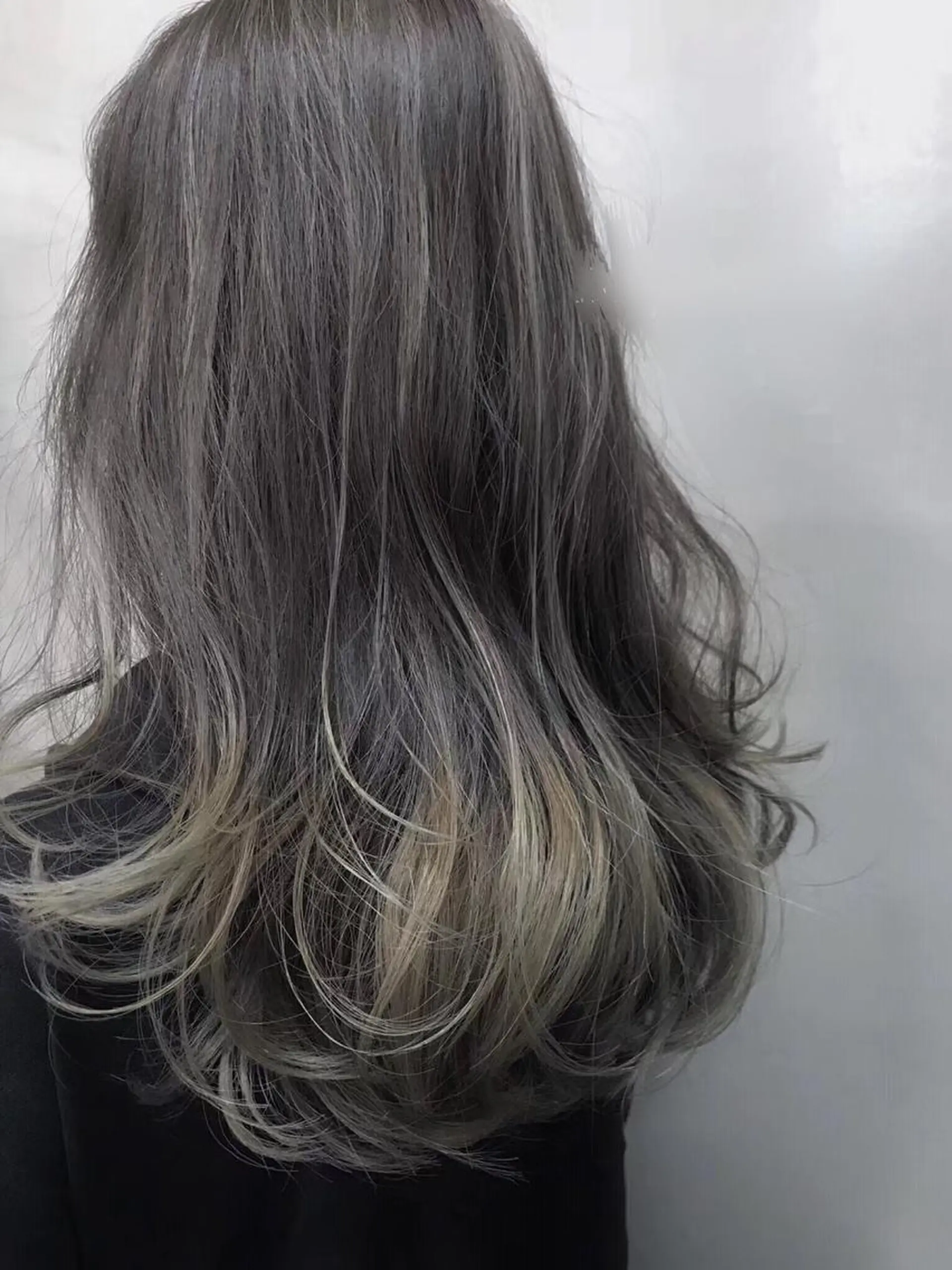 ミディアム カラー ダークグレー ダークグレージュ グラデーションカラー グレージュ 瀬尾 加寿馬のヘアスタイル