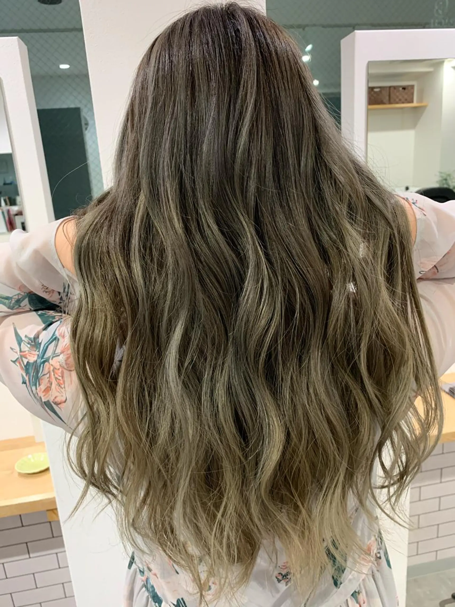 ロング ヘアカラー ヨシミ カズヤのヘアスタイル