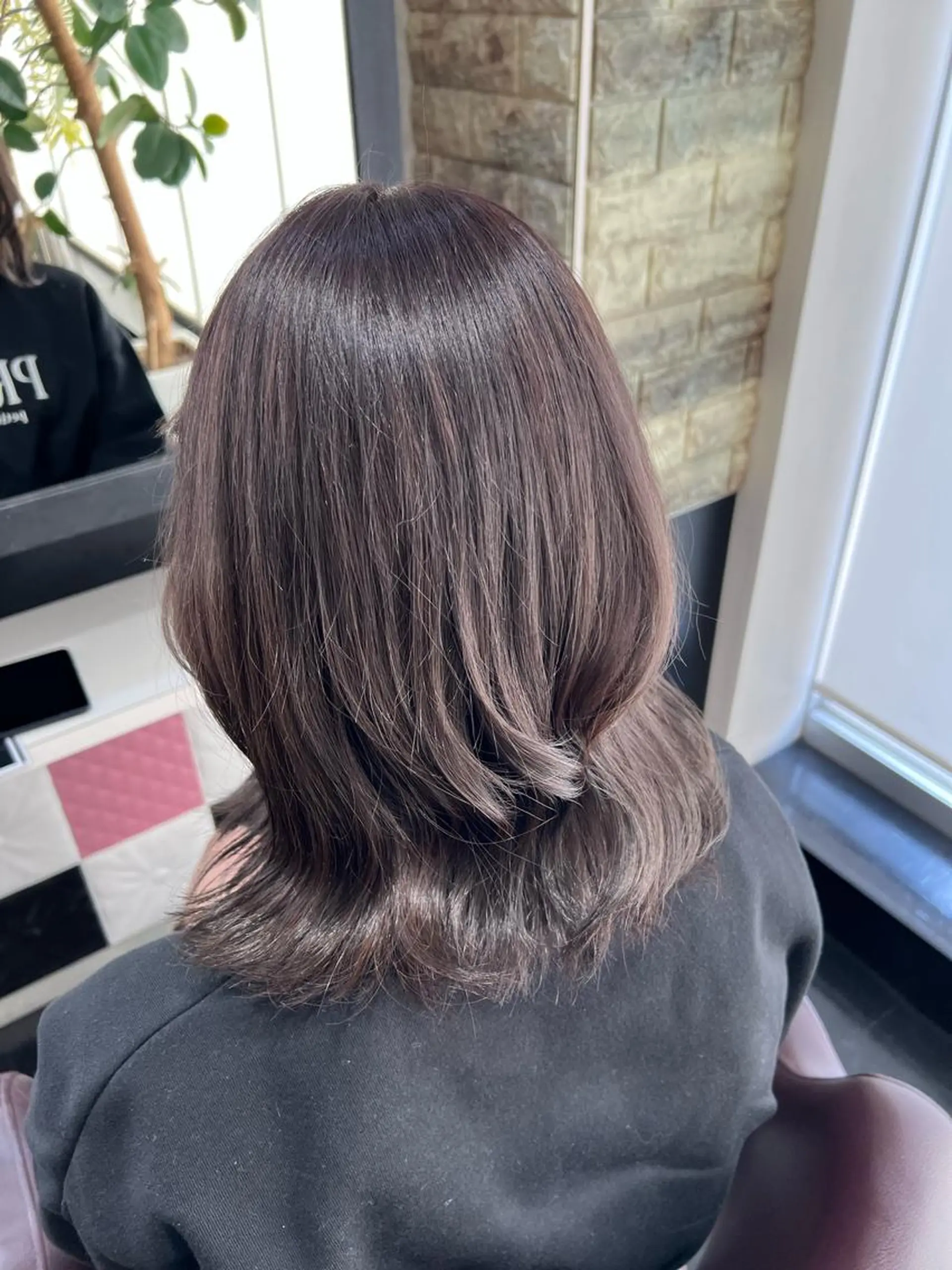 セミロング カラー ベージュカラー ブリーチ ラベンダーカラー ラベンダーベージュ ヘアカラー トリートメント 石野 友唯のヘアスタイル