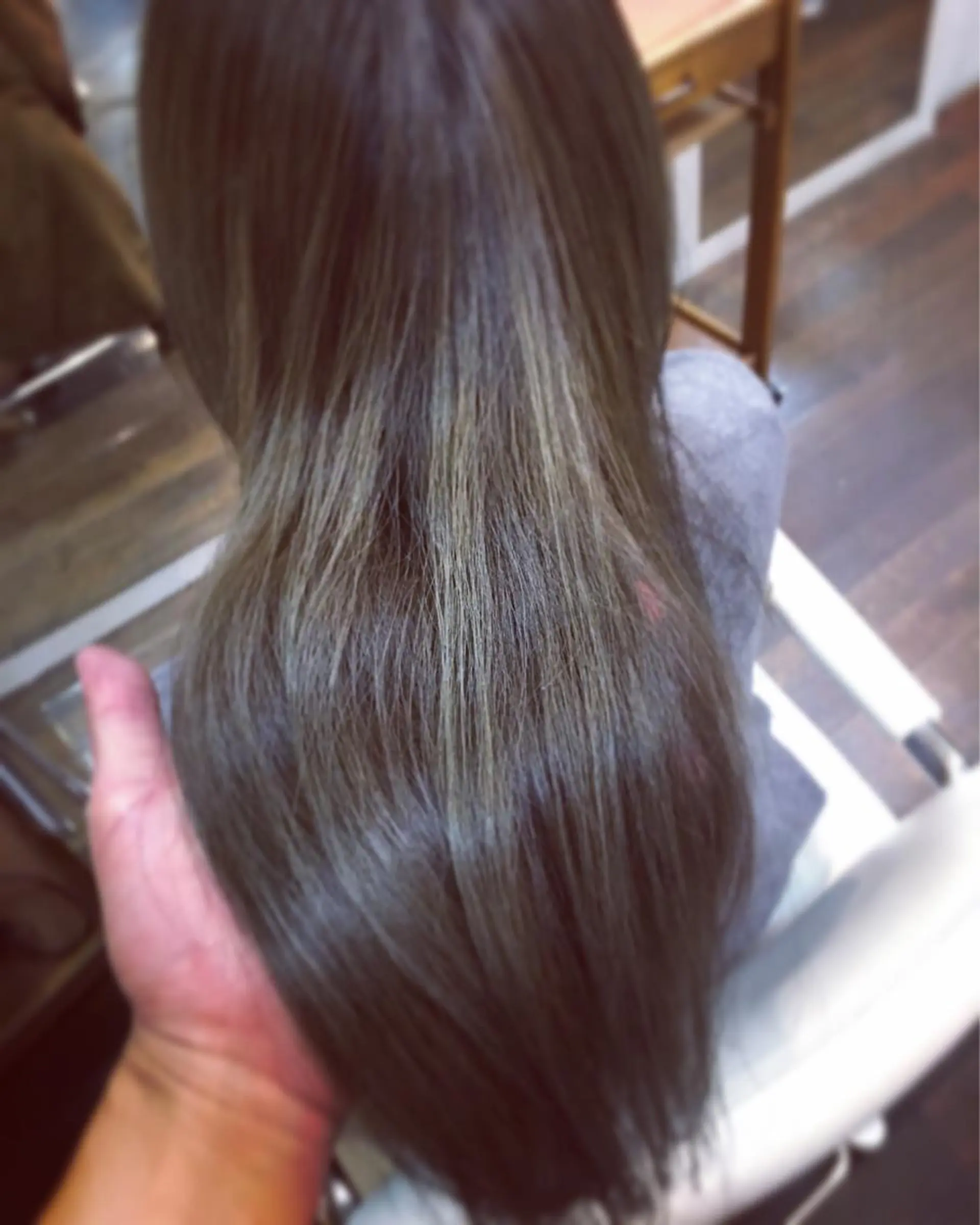 ロング カラー アッシュ Brooch ブローチのヘアスタイル