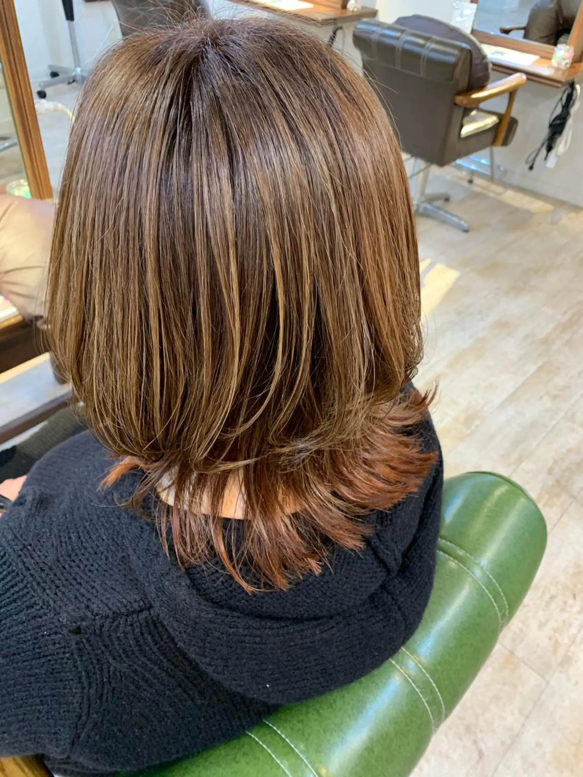 ミディアム カラー インナーカラー オレンジ くびれヘア 藤間 帆乃夏（とうまほのかのヘアスタイル