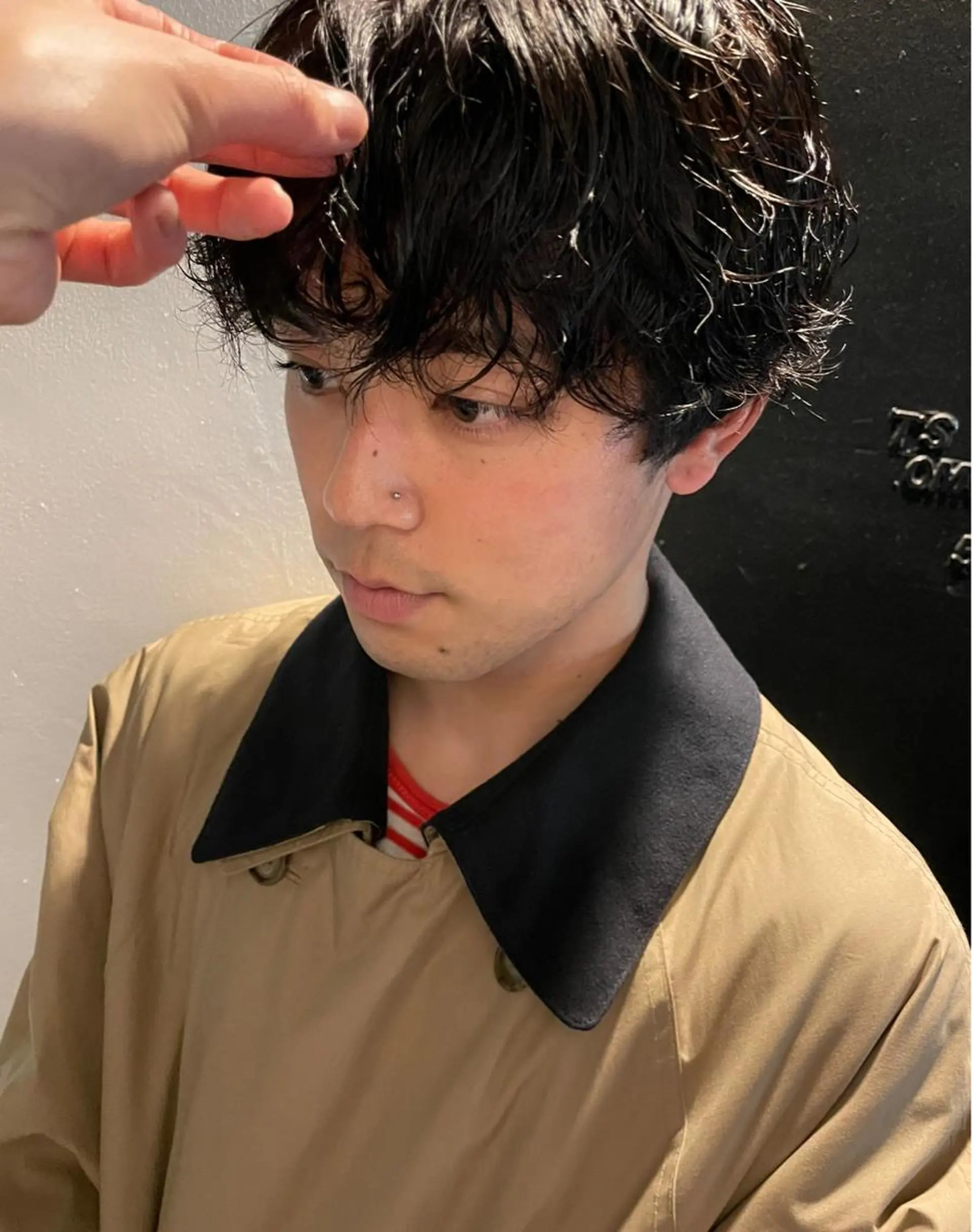 パーマ メンズ メンズバレイヤージュ メンズブリーチ センターパート フェードカット メンズハイライト スパイラルパーマ 🌐hina⭐️のヘアスタイル