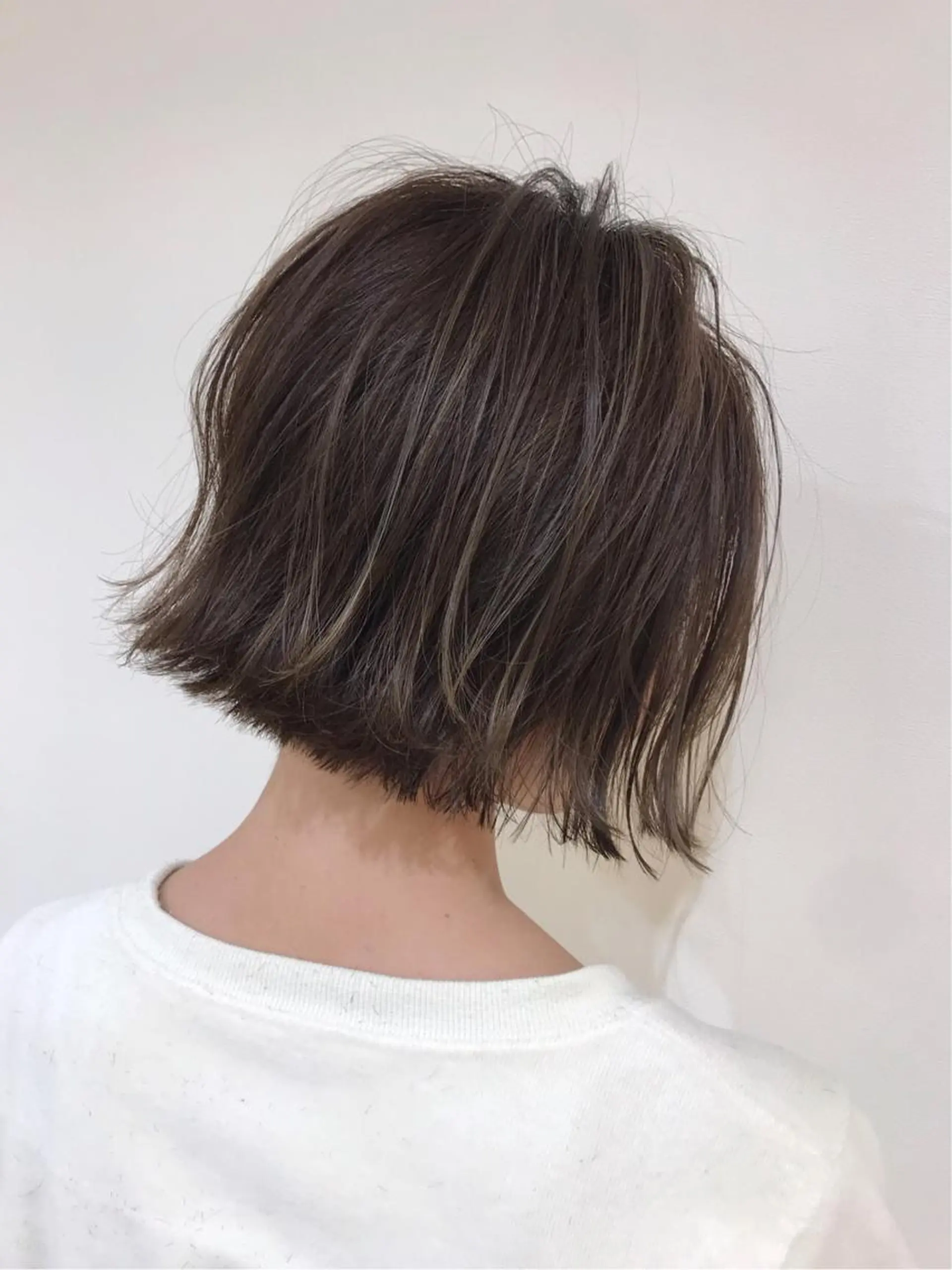 ショート カラー 切りっぱなしボブ アッシュ アッシュグレー 透明感カラー ハイライトカラー カット ヘアカラー ボブ・レイヤーカット 吉敷航一のヘアスタイル