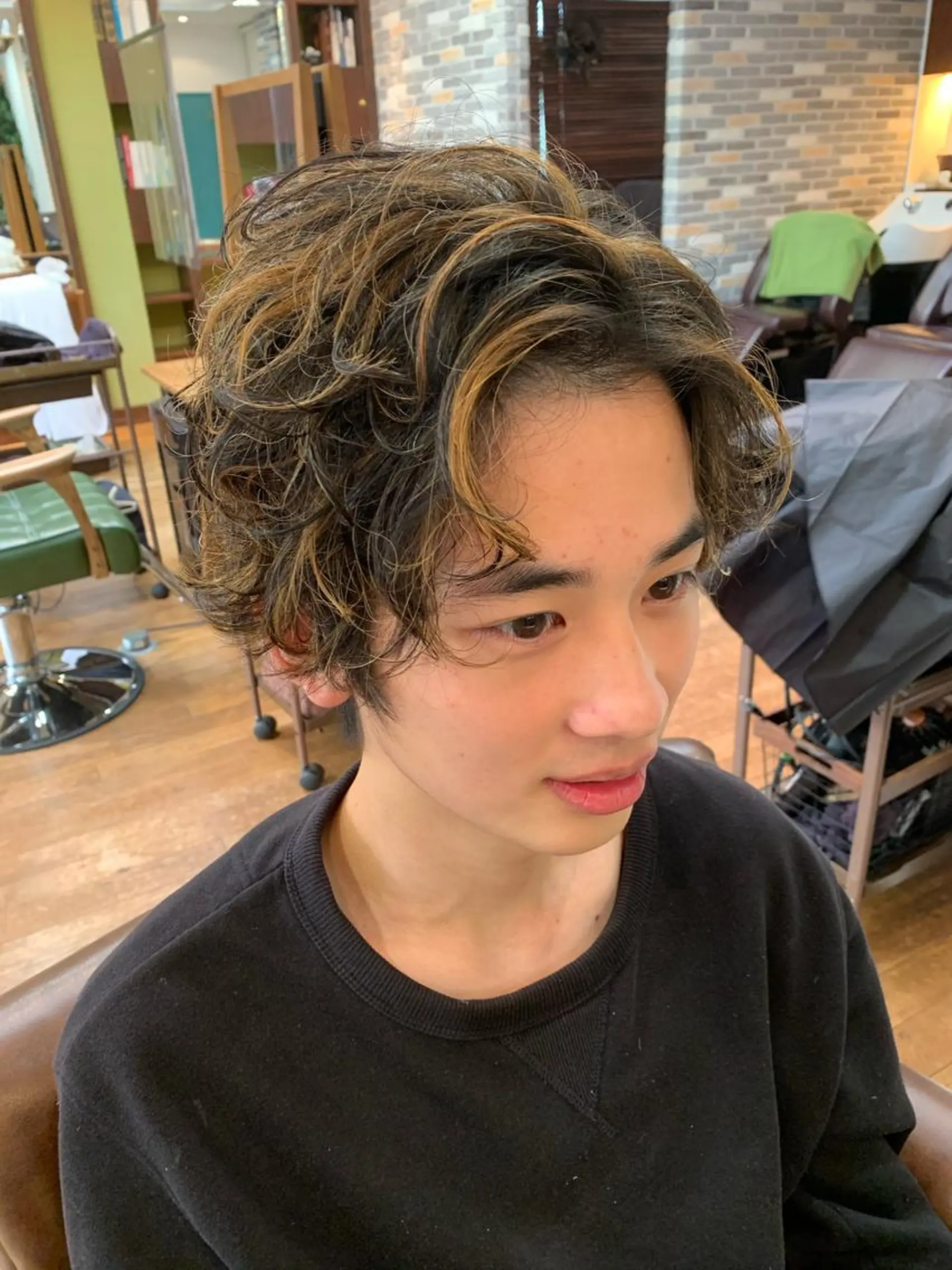 カラー メンズ メンズハイライト ハイライトカラー Lotus hair design所属・カット特化美容師 齋藤桐のヘアスタイル