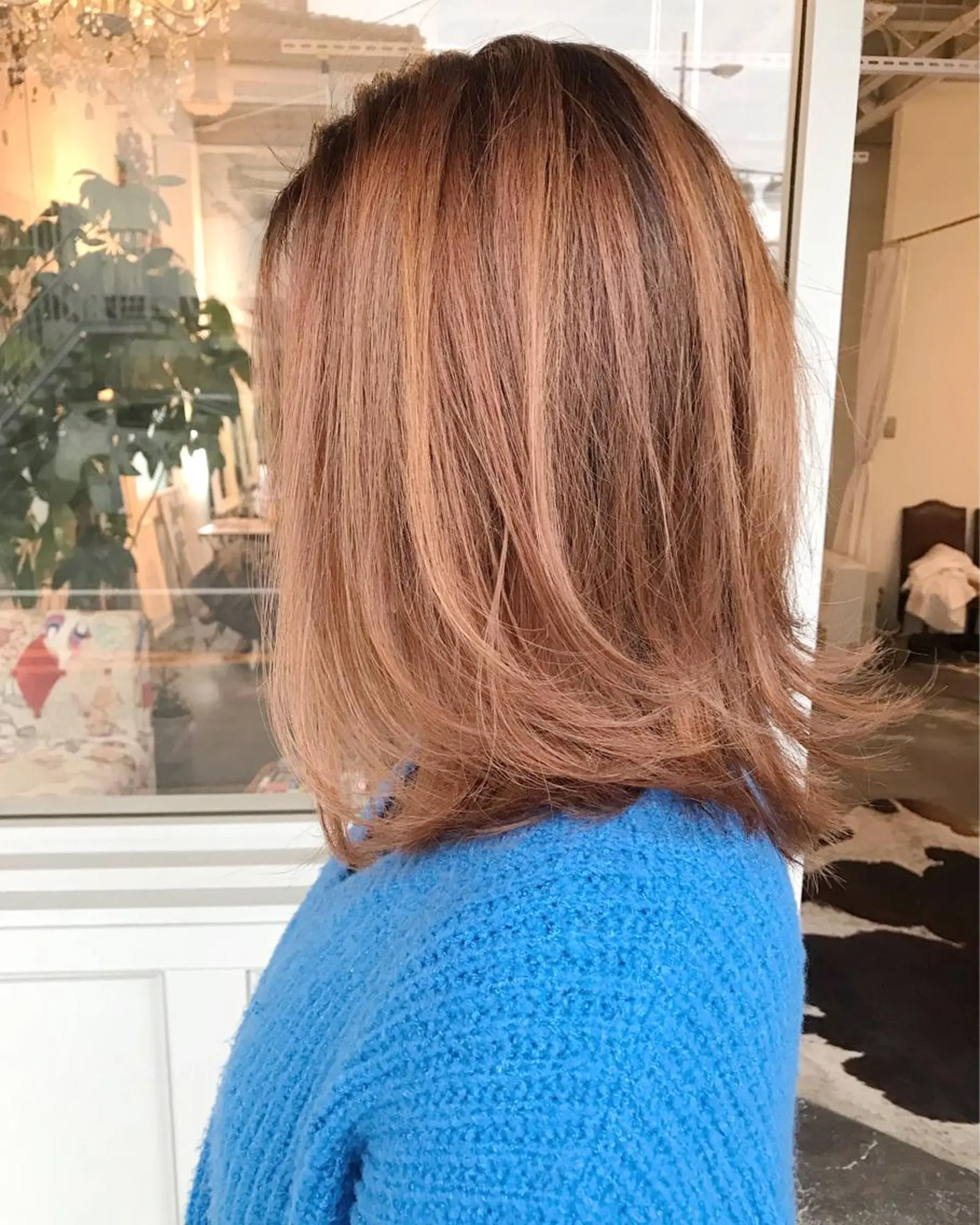 ミディアム カラー ヘアアレンジ お団子ヘア 切りっぱなしボブ バレイヤージュ ブリーチ デザインカラー Mariana/ 鶴原-ハイライトのヘアスタイル