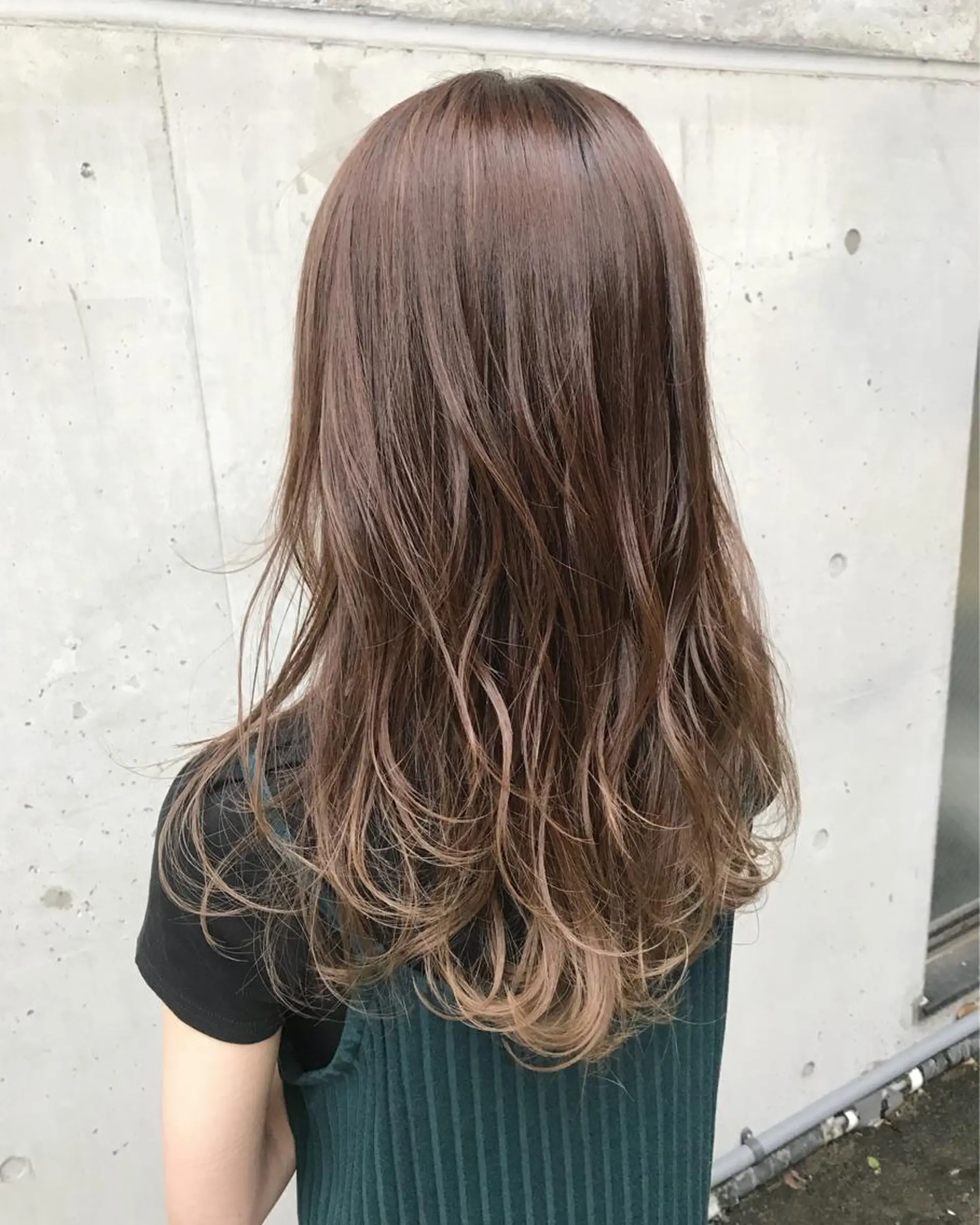 ロング カラー アッシュ ベージュカラー グラデーションカラー シンプル+αな デザインを 松崎陸のヘアスタイル