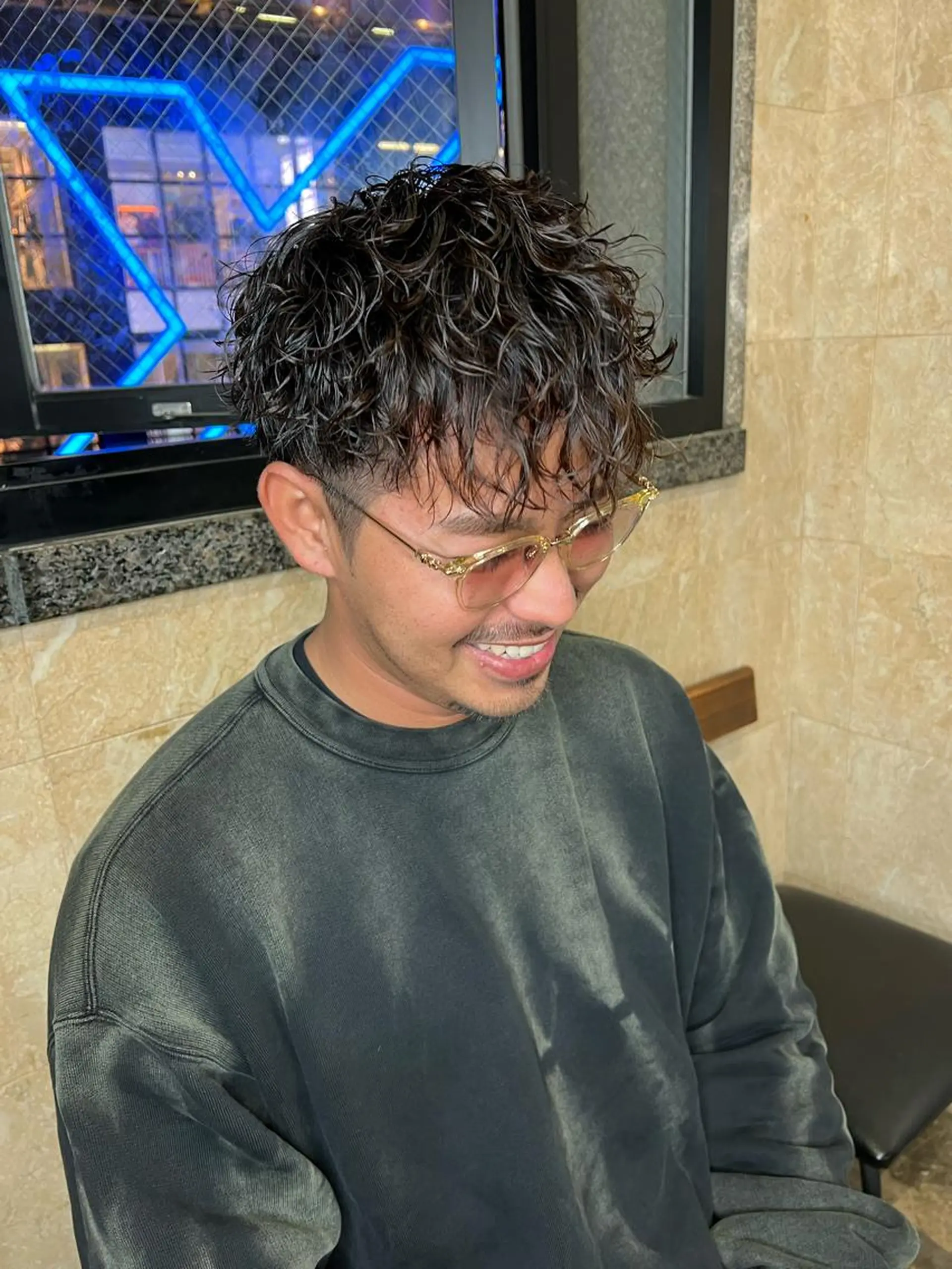 ミディアム メンズ ミディアムパーマ メンズパーマ トリートメント 🕊️レイヤーカット 透明感カラー GOのヘアスタイル