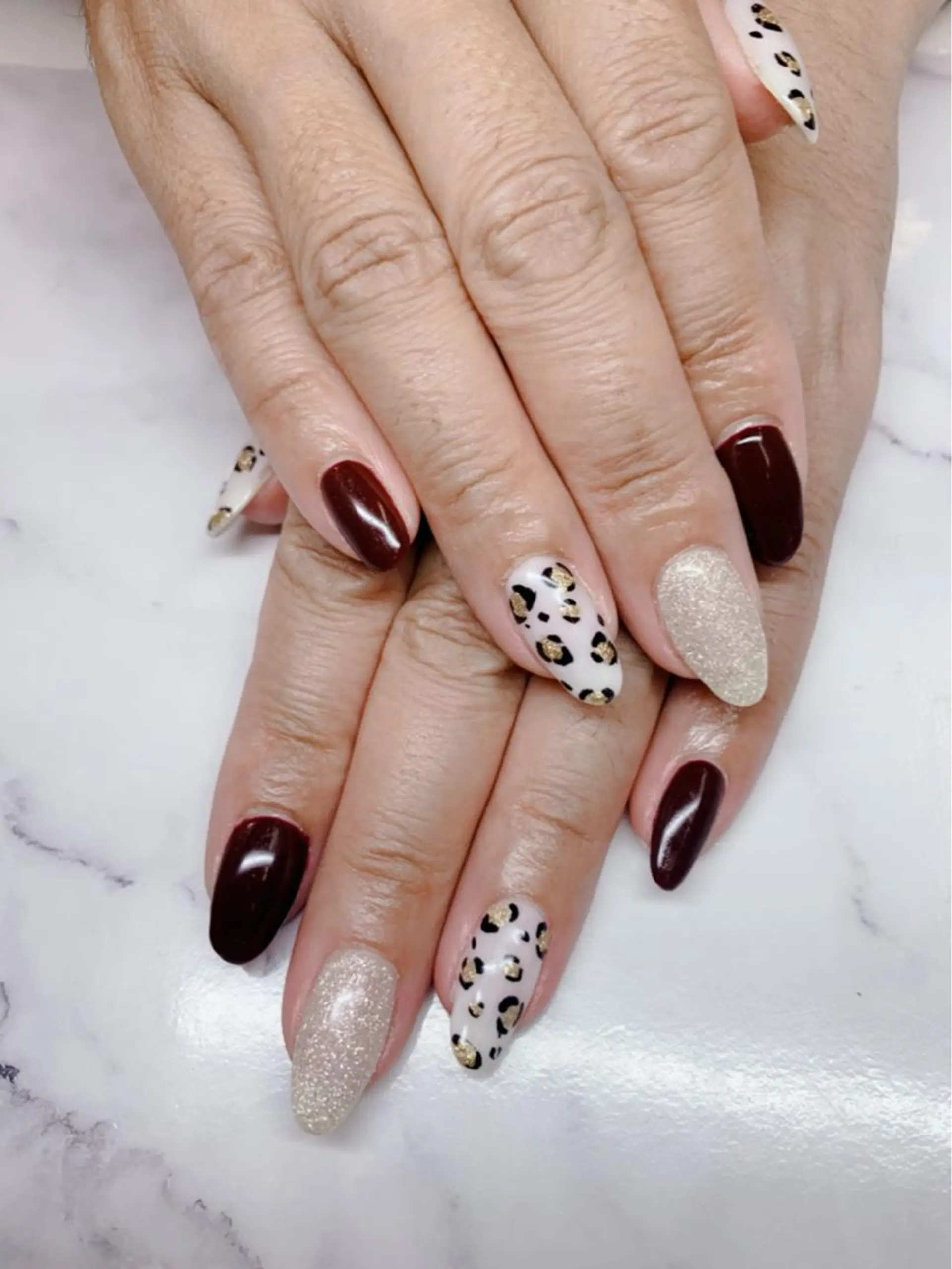 ミディアム ネイル ボルドー ジェルネイル キラキラネイル ハンドネイル フットネイル T. kayoのネイルデザイン