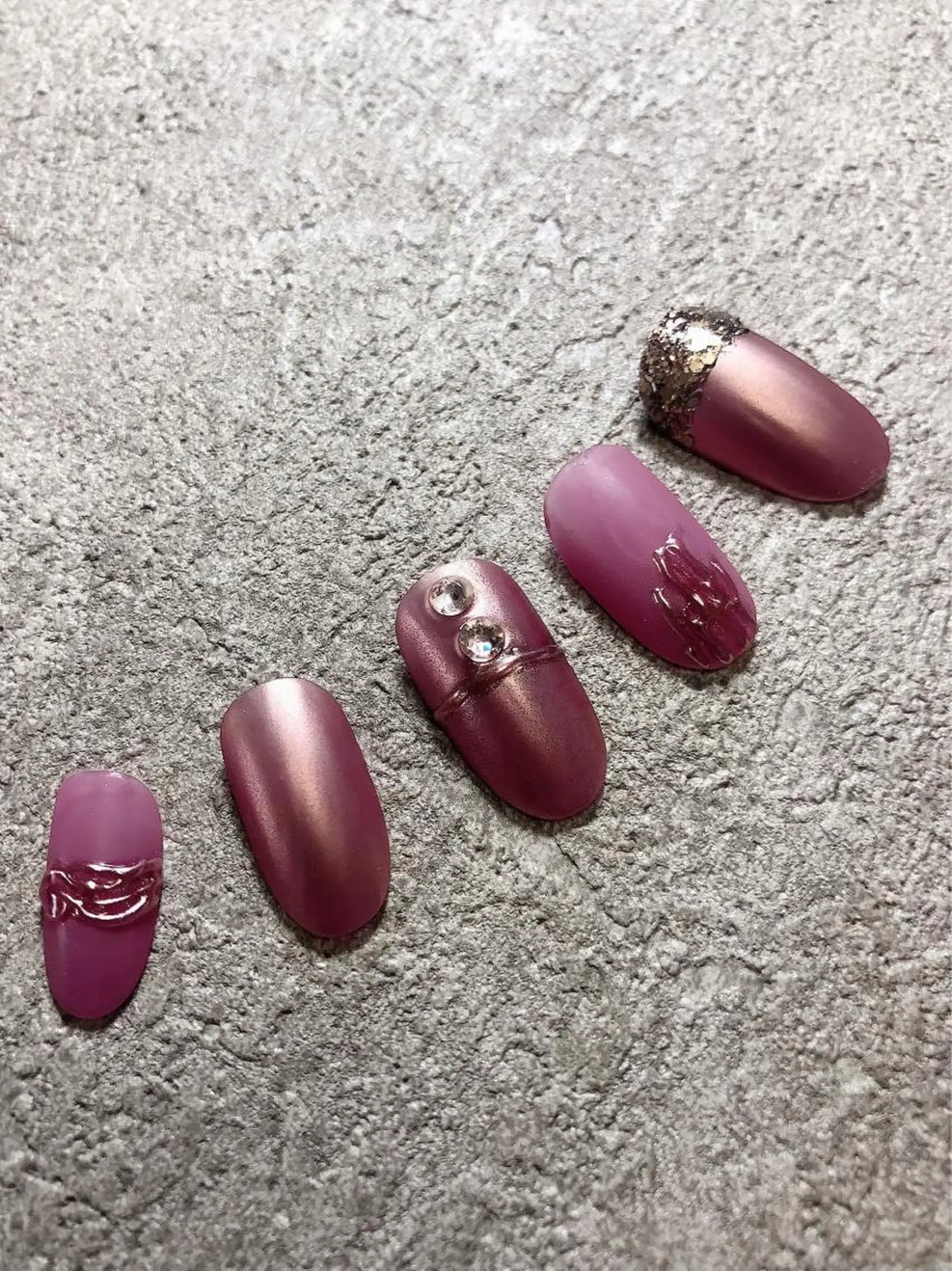 ネイル 赤色 maison de charme Beauté所属・Beaute IORIのネイルデザイン