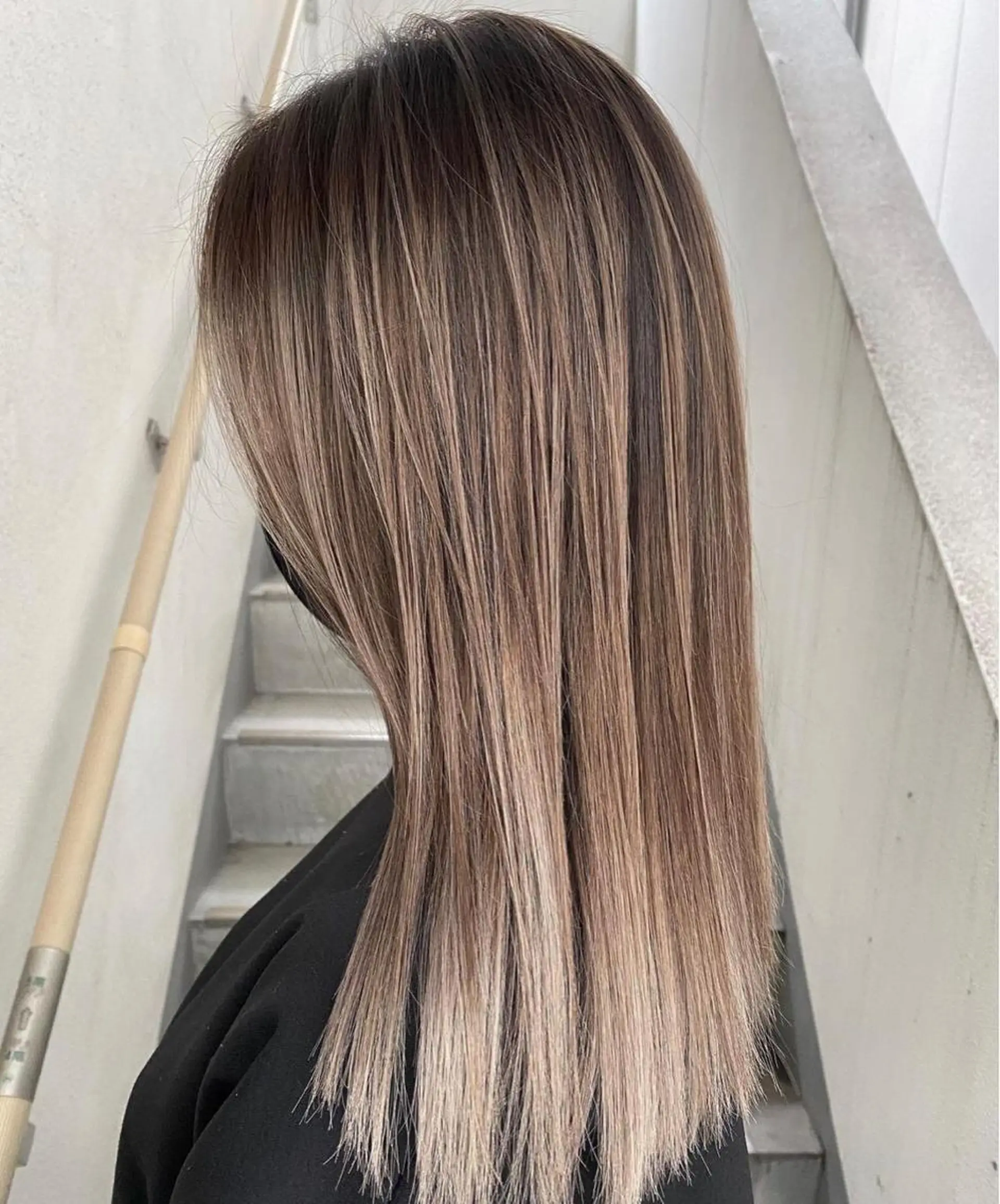 ロング カラー バレイヤージュ ブリーチ ケアブリーチ レイヤーカット オフホワイトアンドなんば所属・福西 洋斗のヘアスタイル