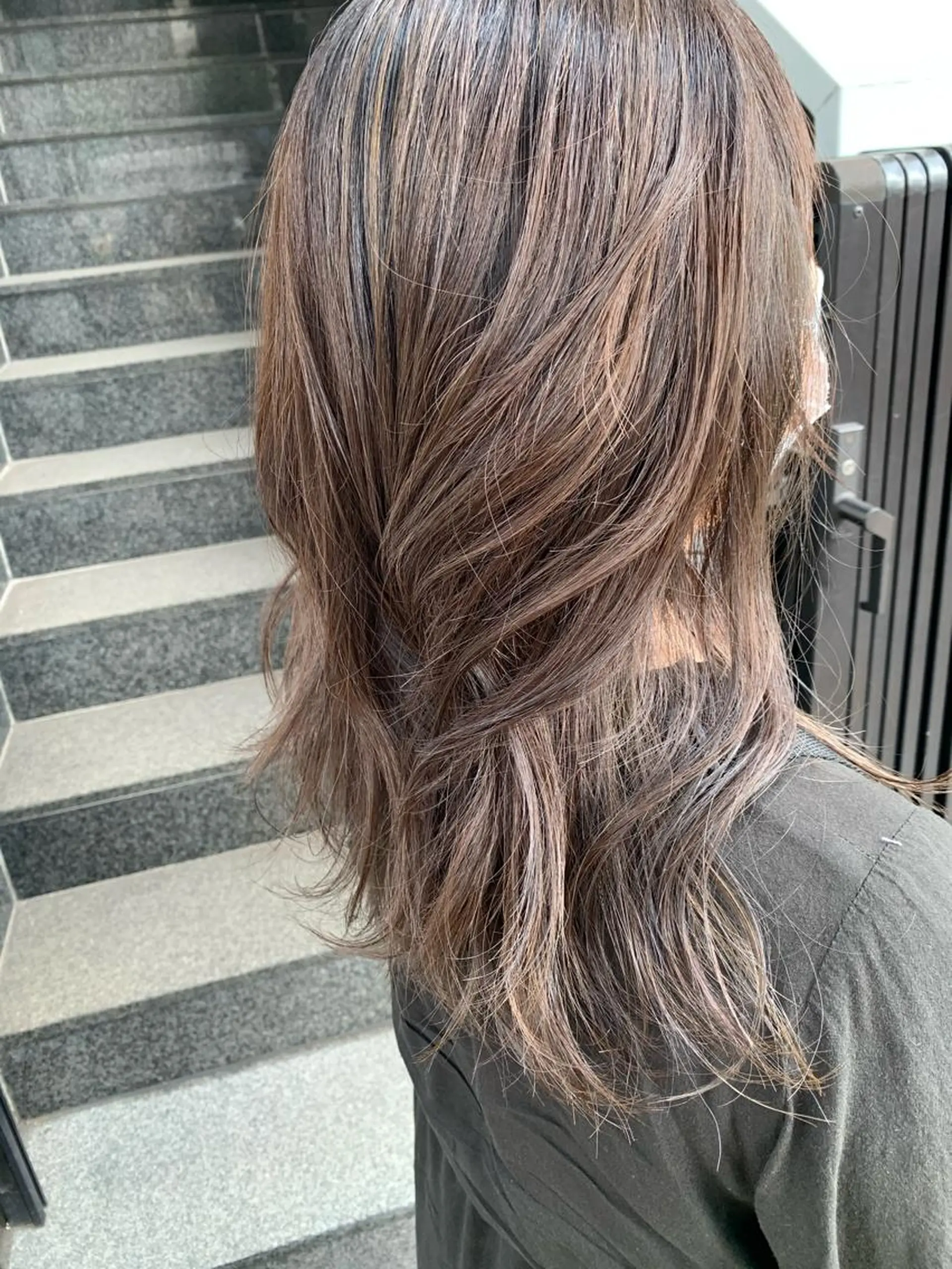 ミディアム カラー ブリーチ デザインカラー 髪質改善 アートディレクター 尾内 友美のヘアスタイル