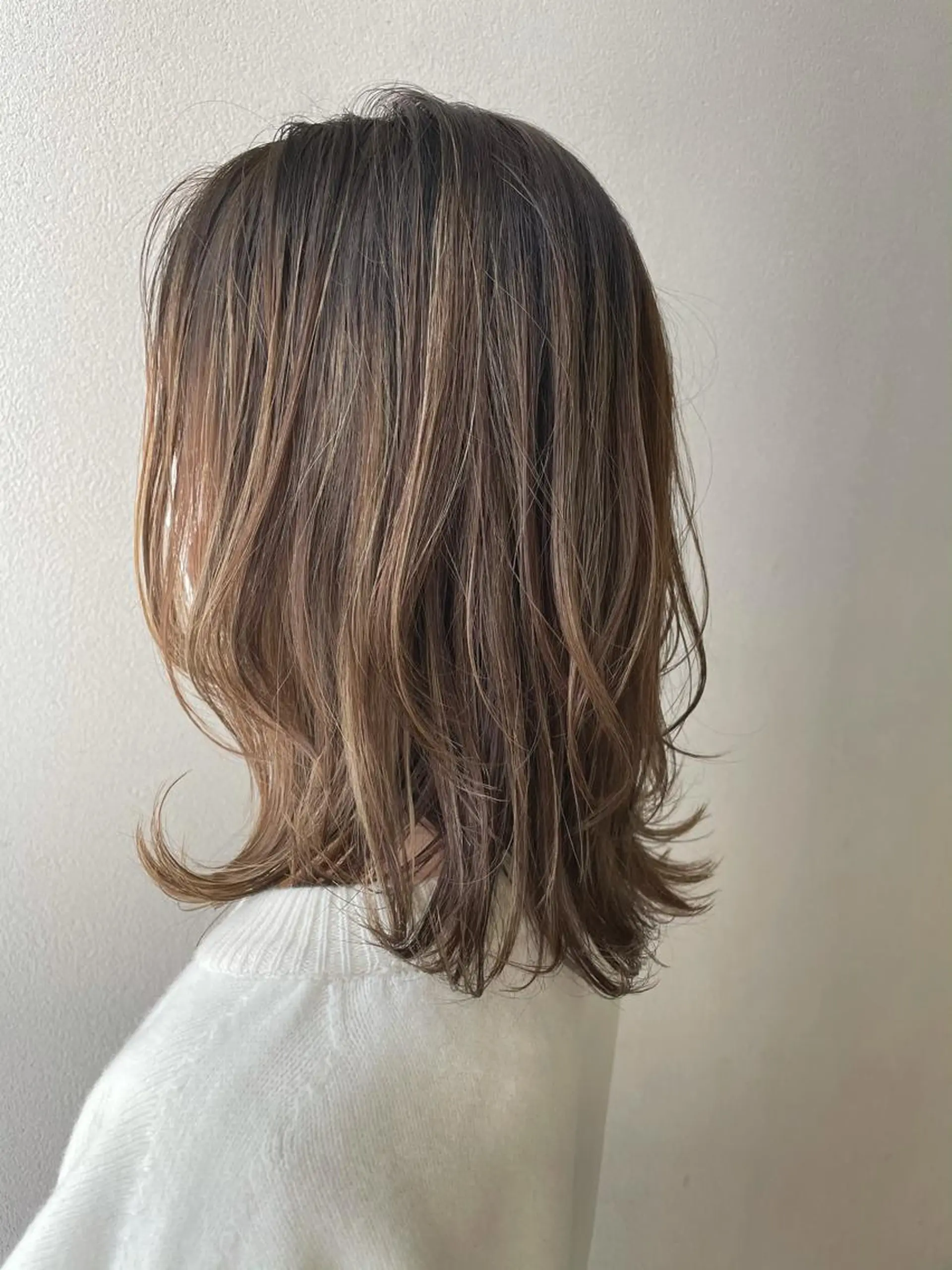 セミロング ウルフカット 沢田 瞳のヘアスタイル