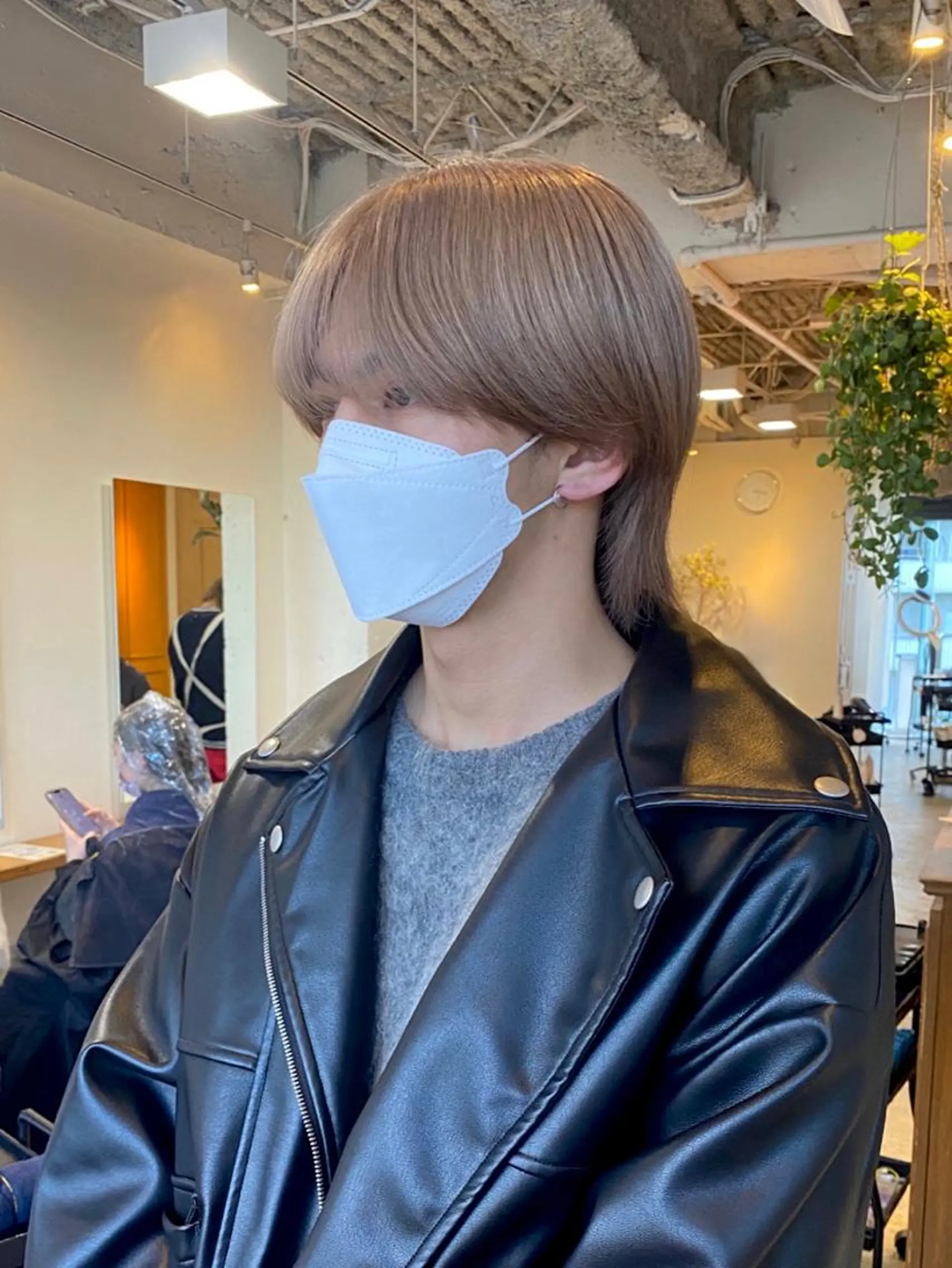 ショート カラー メンズ メンズブリーチ ベージュカラー ブリーチ ミルクティーベージュ JINKIメンズ特化 メンズカットパーマのヘアスタイル