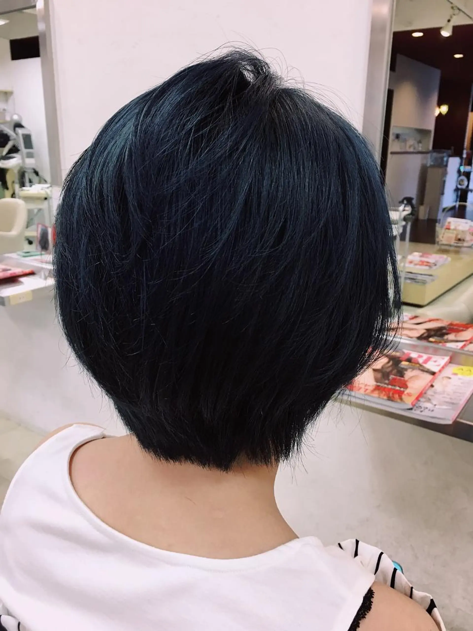 ショート カラー ブリーチ ブルーカラー 工藤 萌香のヘアスタイル