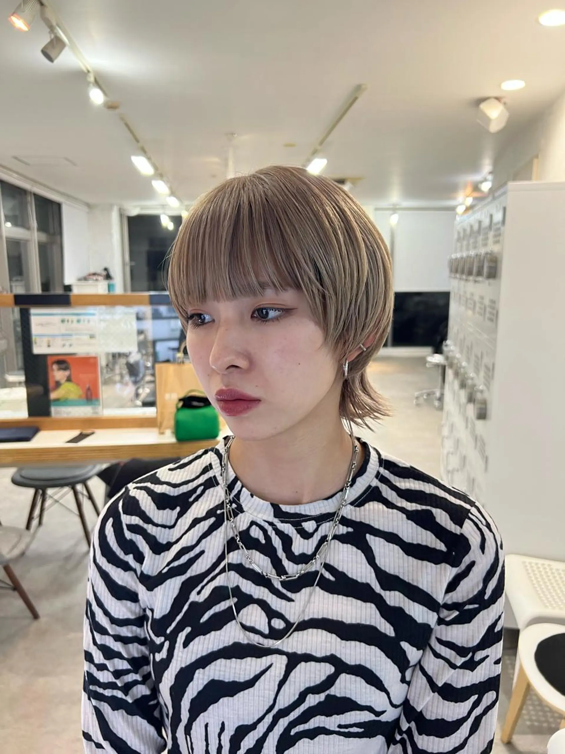 カラー パーマ ヘアアレンジ メンズ キッズ ネイル マツエク・マツパ アイブロウ メンズブリーチ ベージュカラー ブリーチ カット トリートメント ショートヘア原宿 fifth コシのヘアスタイル