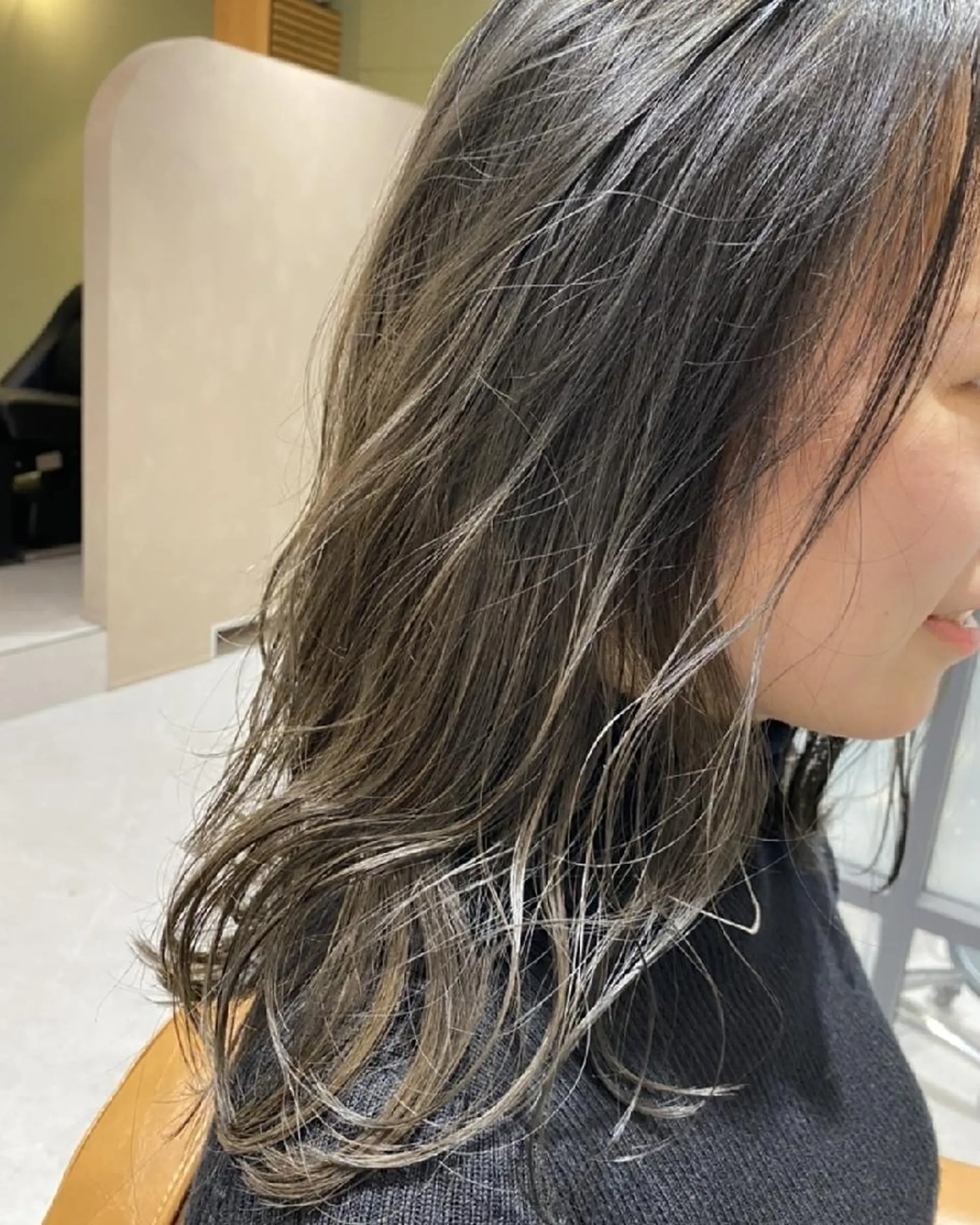 セミロング カラー レイヤー　べージュ 白石研太のヘアスタイル