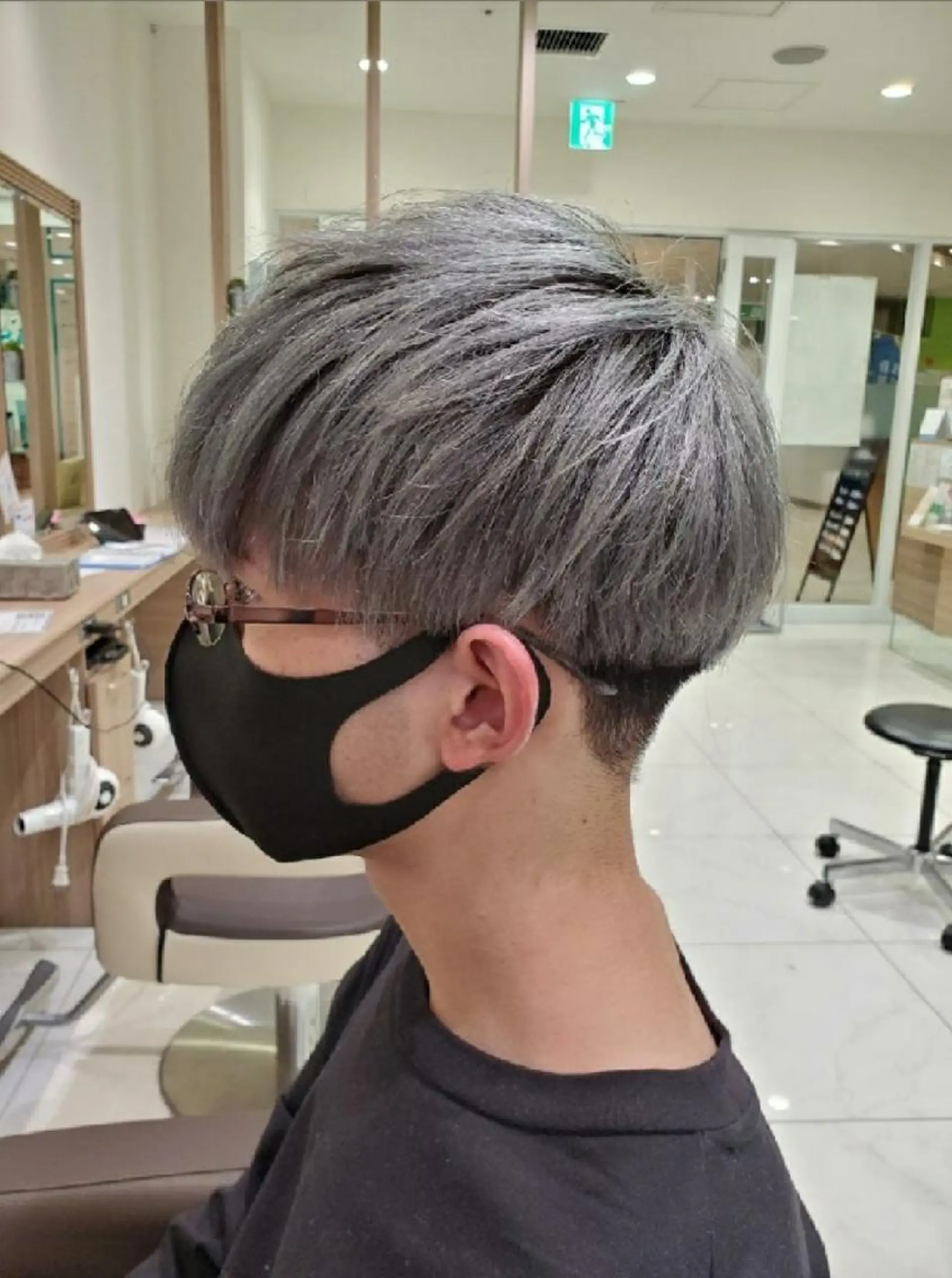 カラー ショート アッシュ ブリーチ イルミナカラー シルバー シルバーアッシュ 中村 和貴のヘアスタイル