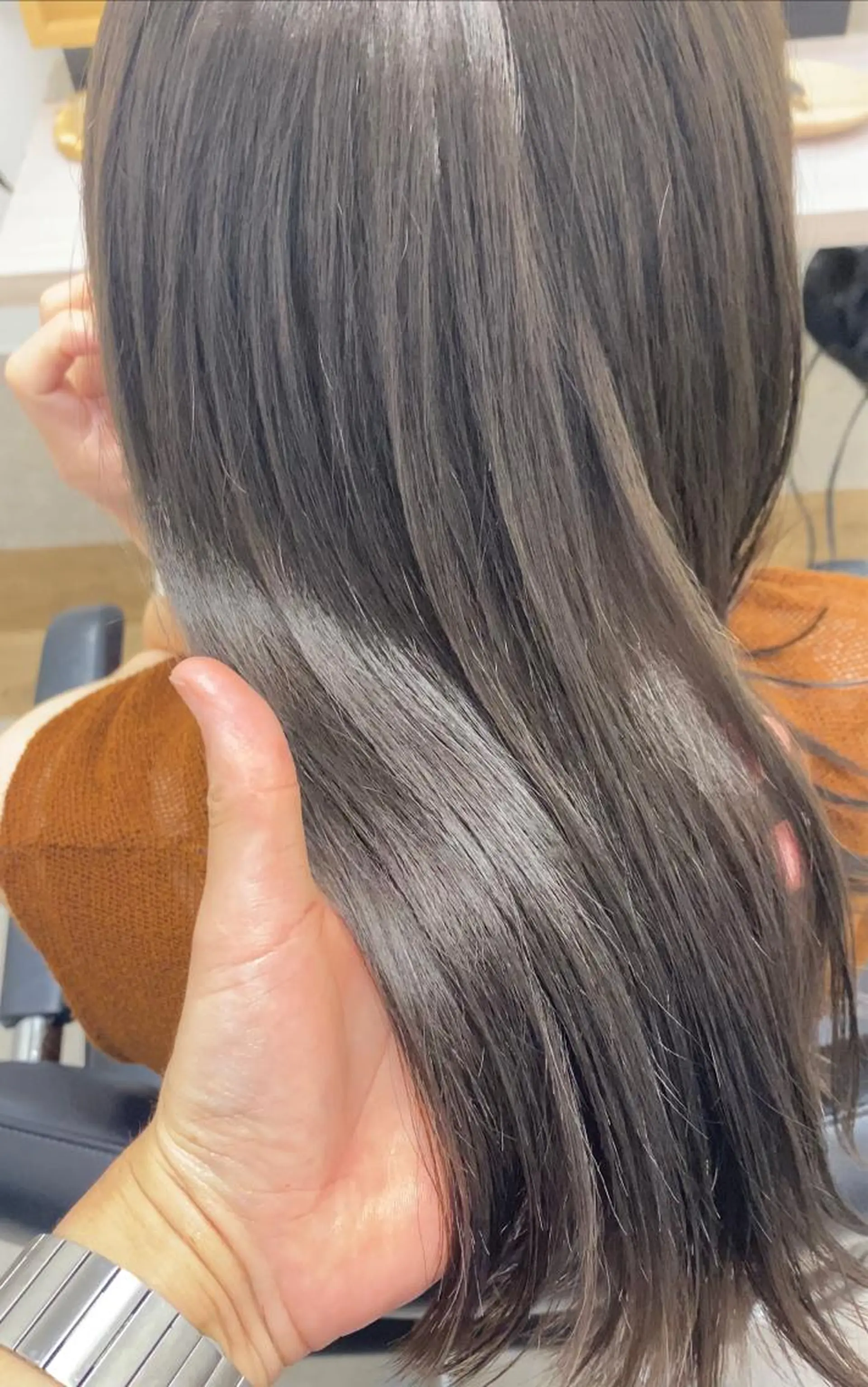 セミロング カラー ブリーチ グレージュ ブリーチなしカラー THE DAY所属・AKI HASHIMOTOのヘアスタイル