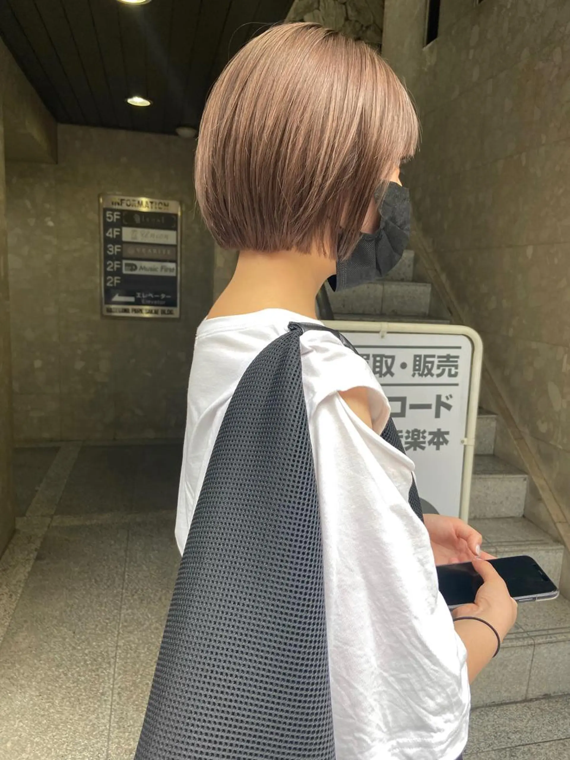 ミディアム カラー ベージュカラー ヘアカラー トリートメント 岡本康平/ボブ /ブリーチ/レイヤーのヘアスタイル