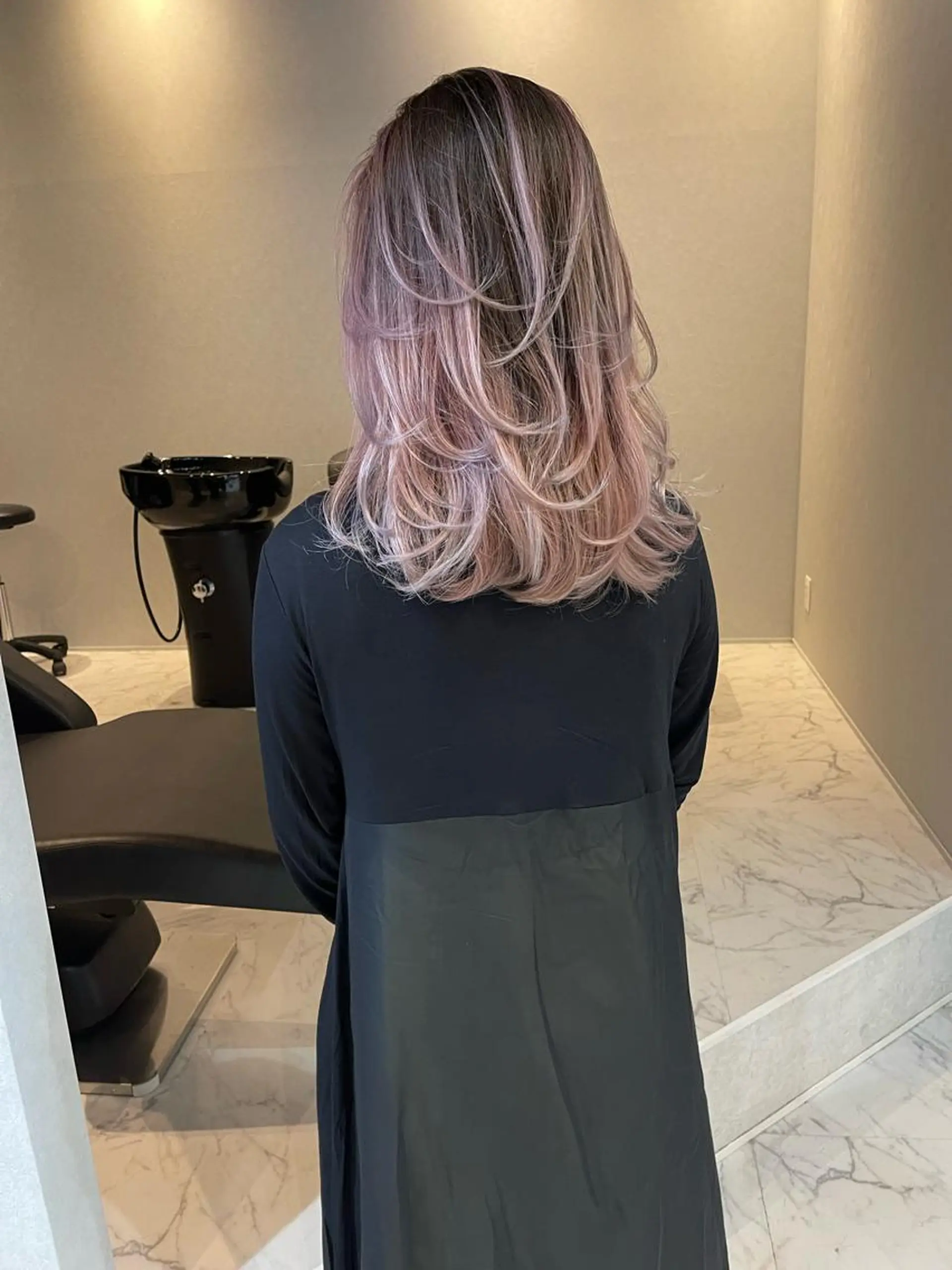 ミディアム カラー ヘアアレンジ バレイヤージュ デザインカラー ハイライトカラー 外国人風カラー ハイライト カット ヘアカラー トリートメント アンドウ ユウ/ レイヤーカット/韓国のヘアスタイル