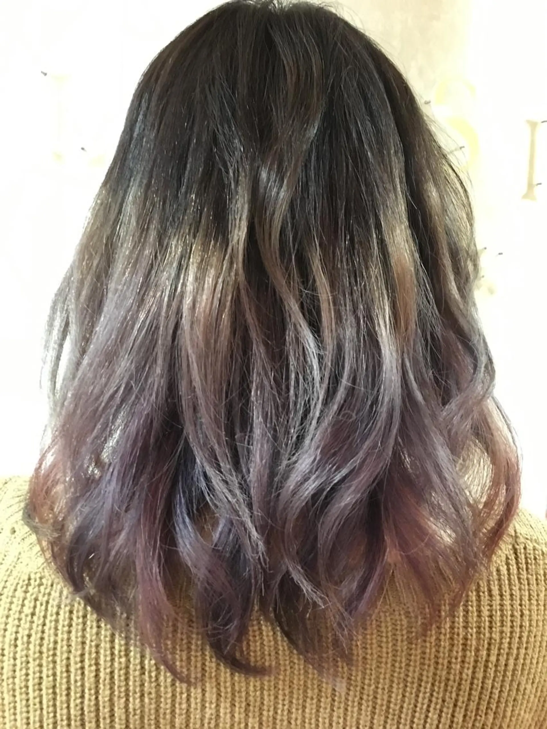 ミディアム セミロング ロング カラー アッシュ ブリーチ グラデーションカラー バイオレットカラー 推し活専用 【派手髪】飯野ゆかりのヘアスタイル