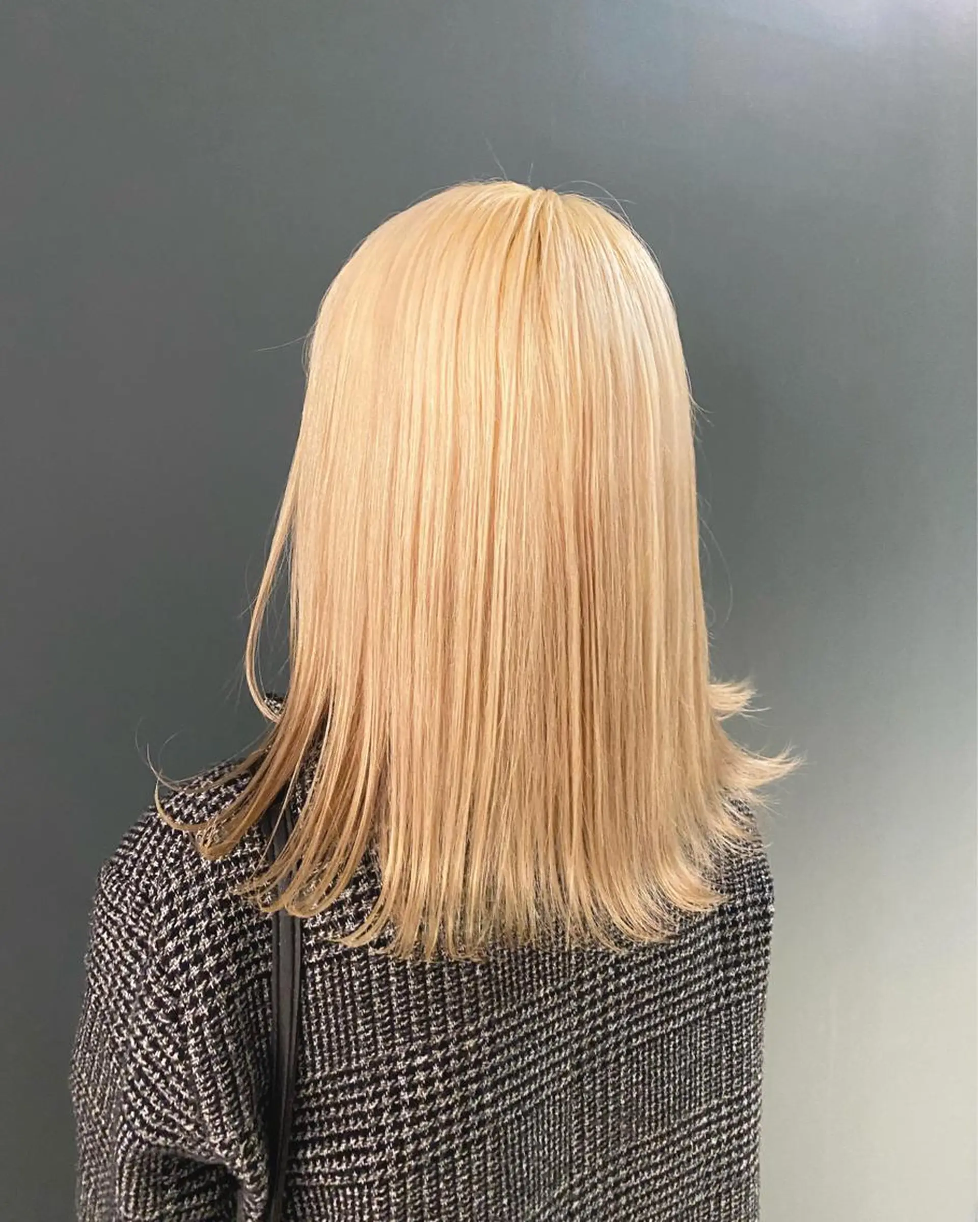 セミロング カラー ブリーチ 抜きっぱなしブロンド GO TO DAY渋谷モディ店所属・stylist トモヤのヘアスタイル