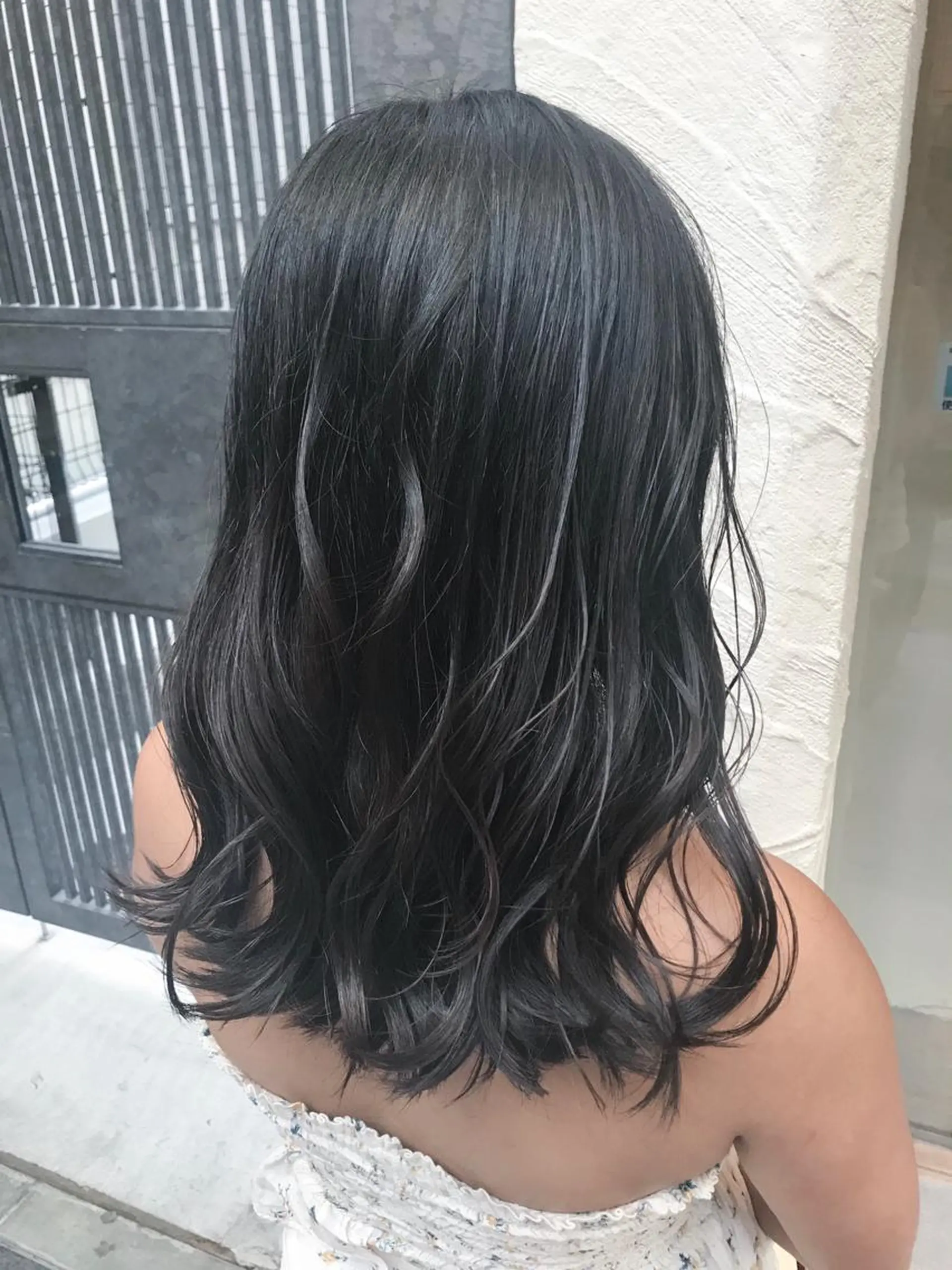 セミロング カラー アッシュ バレイヤージュ ブリーチ ケアブリーチ ダークアッシュ AMI Hair  supply所属・髪質改善カラー 韓国風レイヤーのヘアスタイル