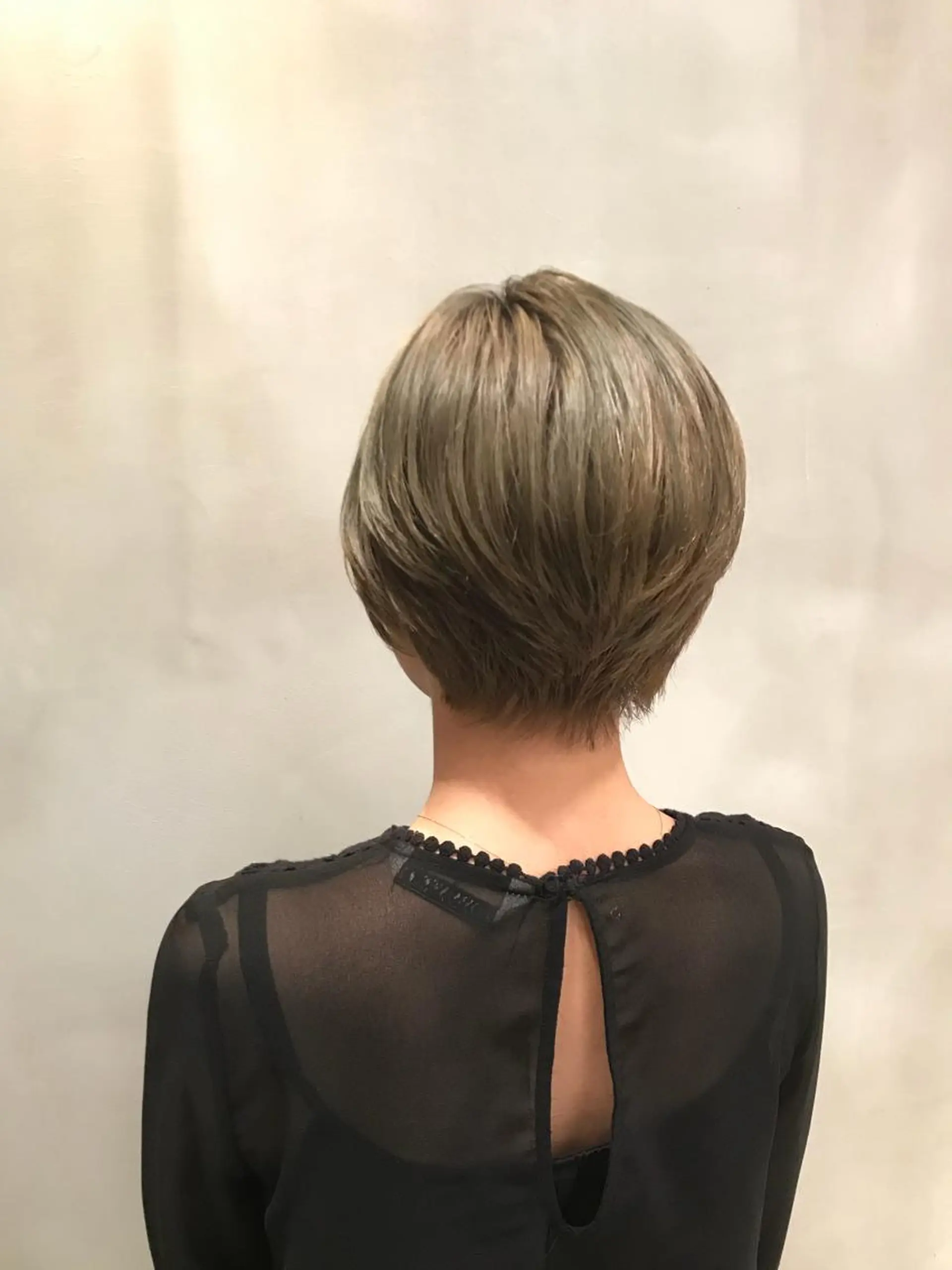 ショート カラー ハイトーンカラー ボブ 加藤 泰輔のヘアスタイル