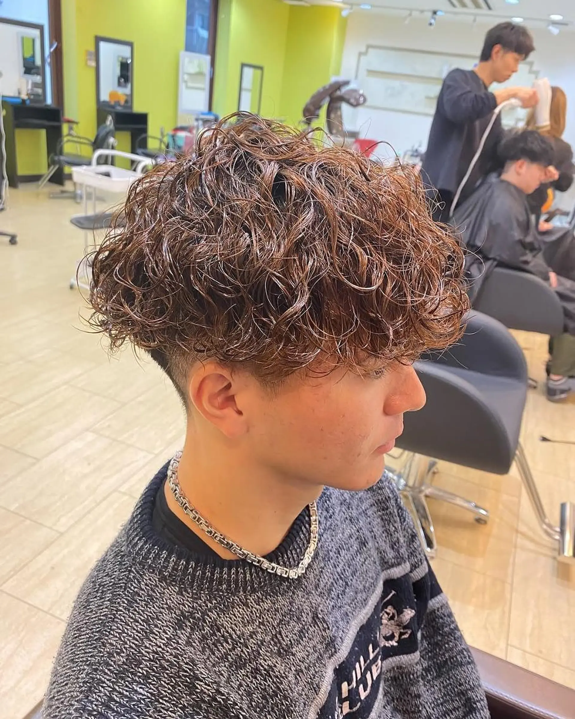 三ノ宮フェザーパーマ 蕃本 啓利のヘアスタイル