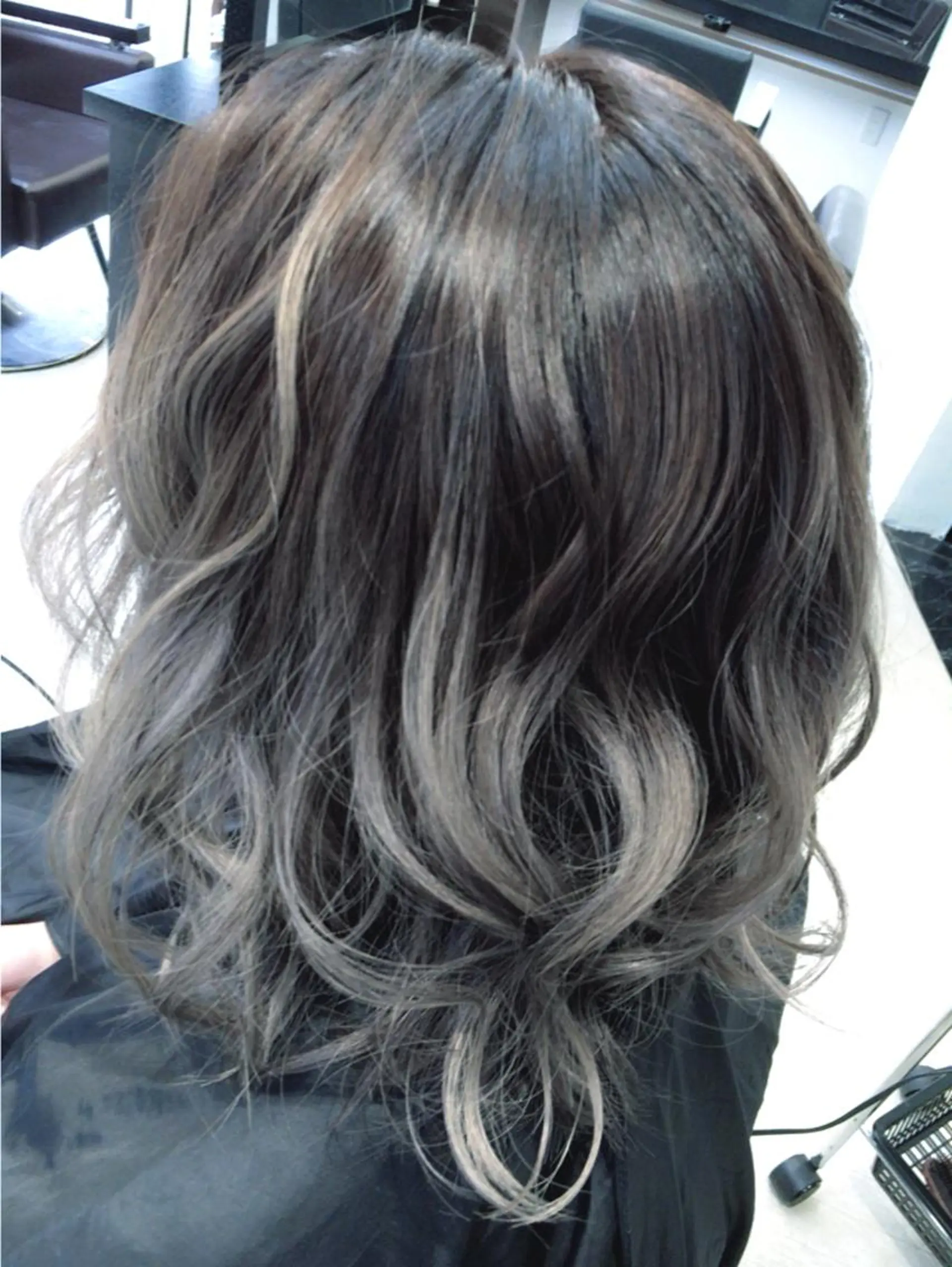 ショート ミディアム セミロング ロング カラー アッシュ グラデーションカラー ハイトーンカラー シルバー シルバーアッシュ UNDER vr 【アンダーバー】のヘアスタイル