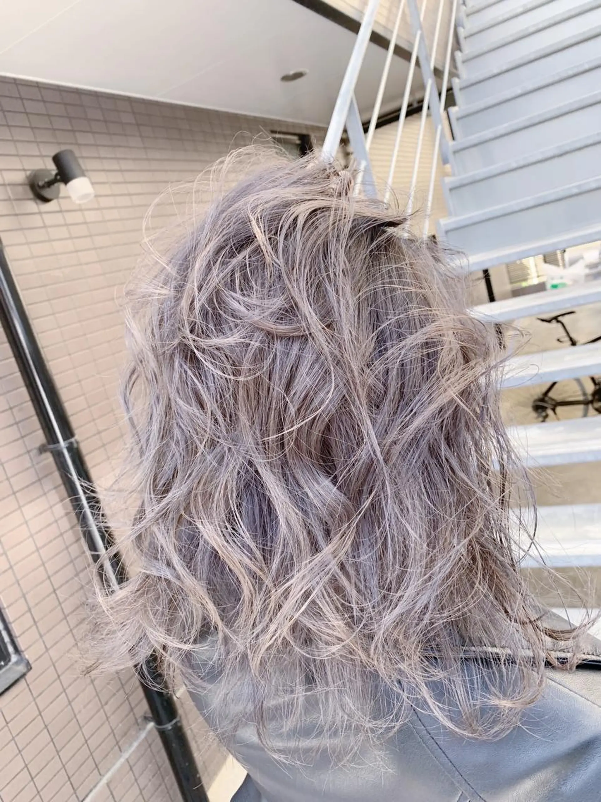 ミディアム カラー シルバー DUMBO所属・【完全マンツー 恵比寿】佐藤 翔のヘアスタイル