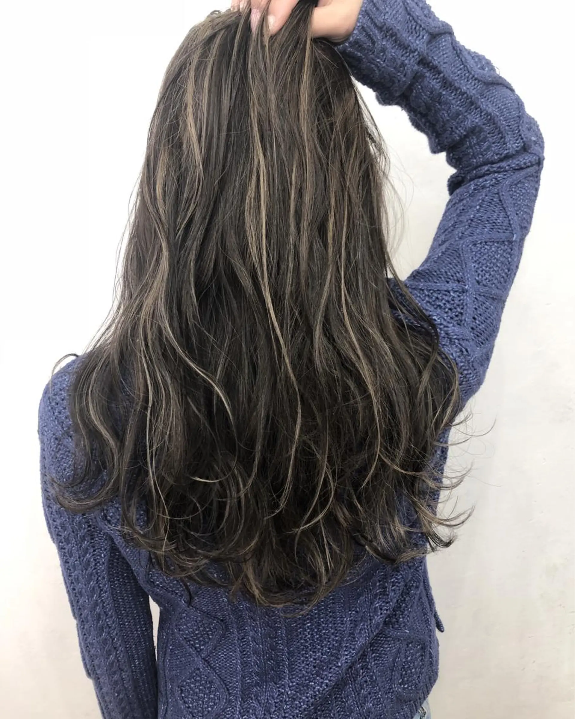 ロング カラー グレージュ ハイライトカラー ハイライト ヘアカラー トリートメント ブリーチカラーレイヤ ーカット🦋annaのヘアスタイル