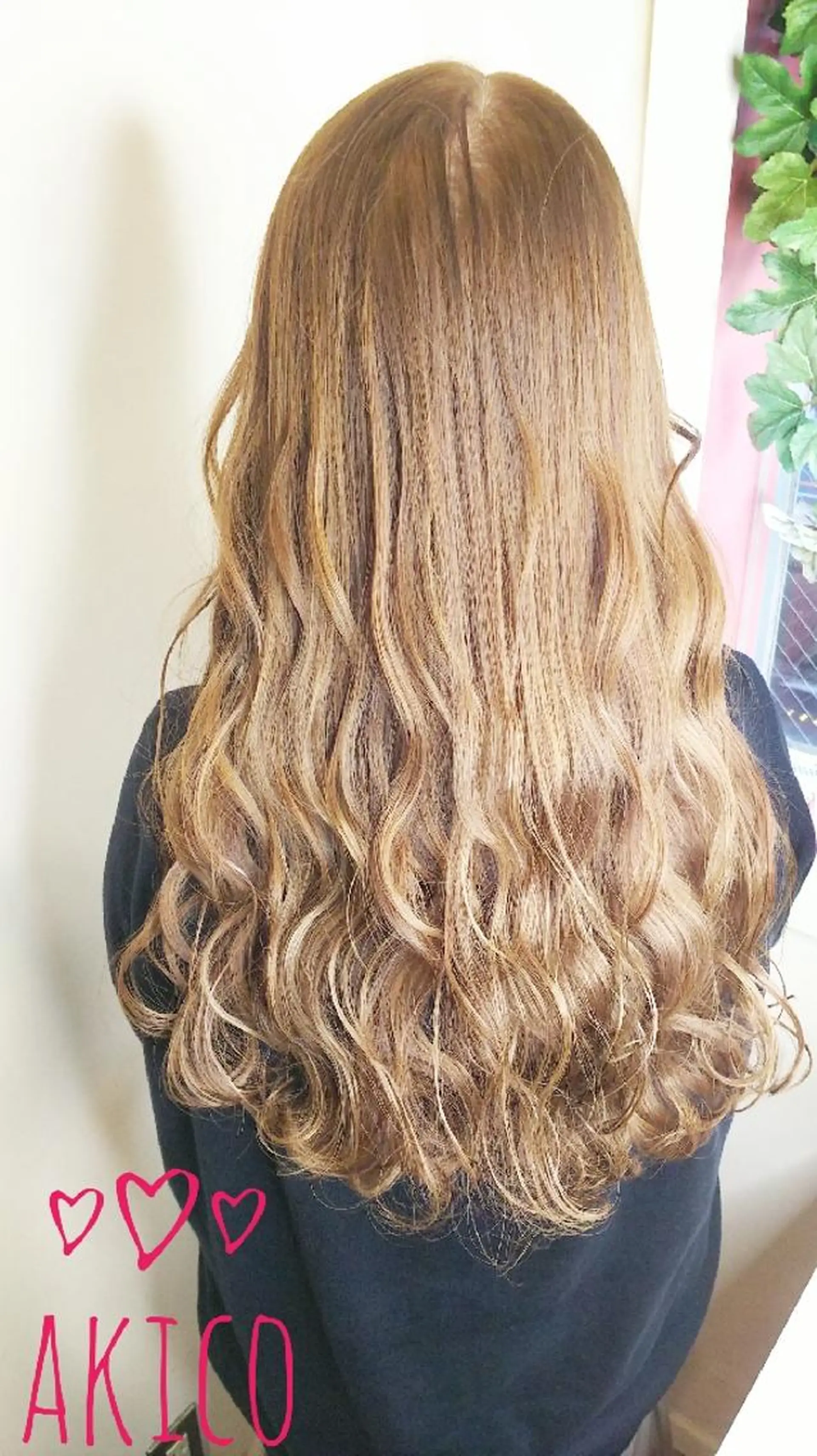 カラー ロング LUXBE GALLERY なんば駅前店所属・ラックスビーギャラリ ー AKICOのヘアスタイル