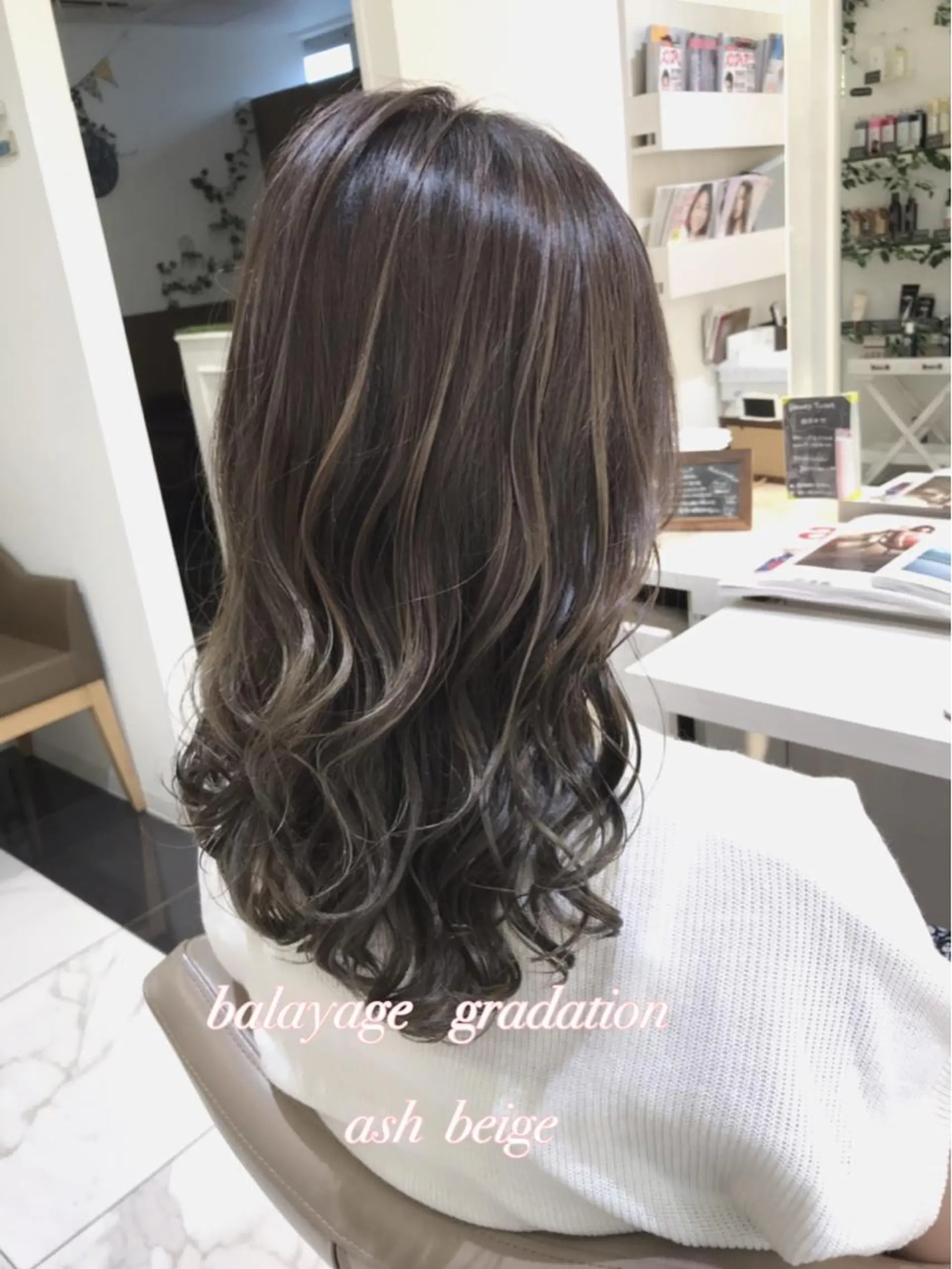 ミディアム カラー アッシュ バレイヤージュ ベージュカラー グラデーションカラー レイヤーカット カット ヘアカラー 山崎俊輔/髪質改善 /バレイヤージュのヘアスタイル