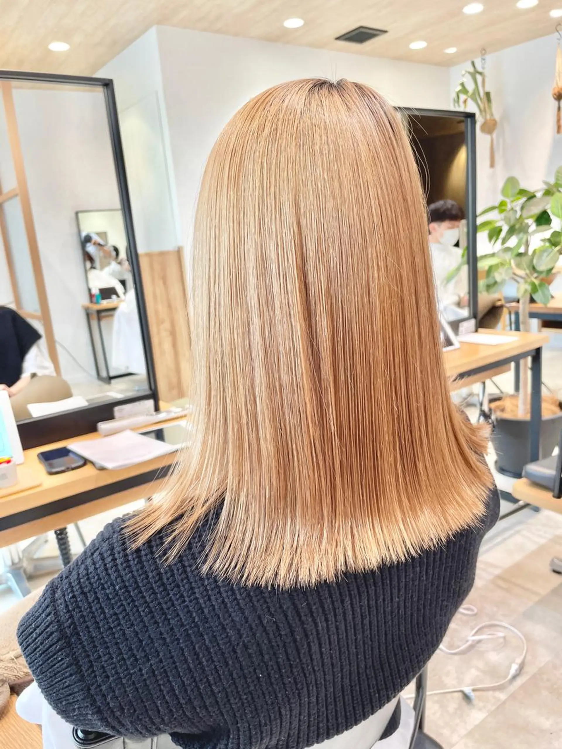 ミディアム カラー Oasisgarden所属・レイヤー/ブリーチ MOMOのヘアスタイル