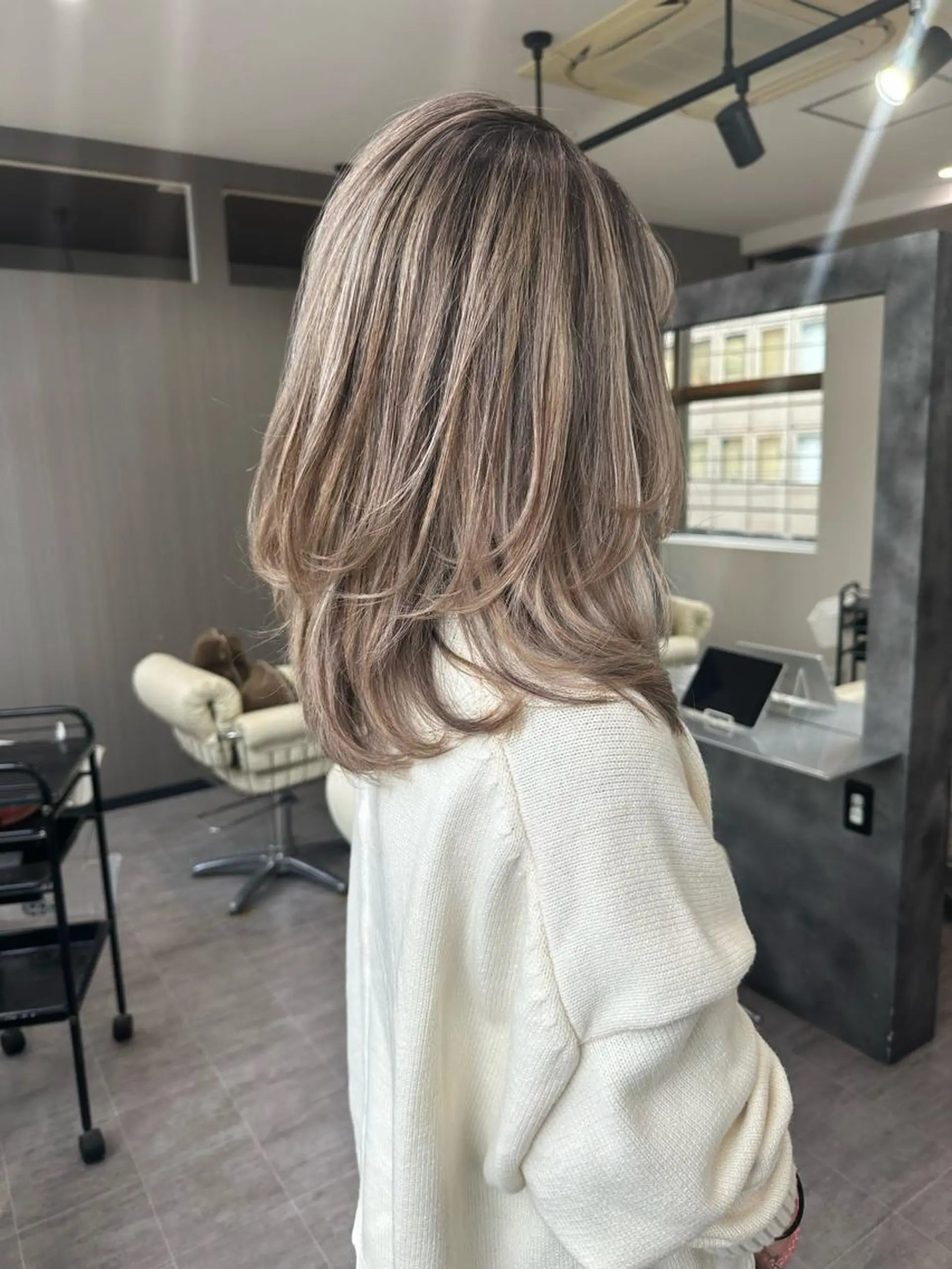 セミロング カラー バレイヤージュ レイヤーカット Merlyosaka所属・Merlyosaka 早川未来のヘアスタイル