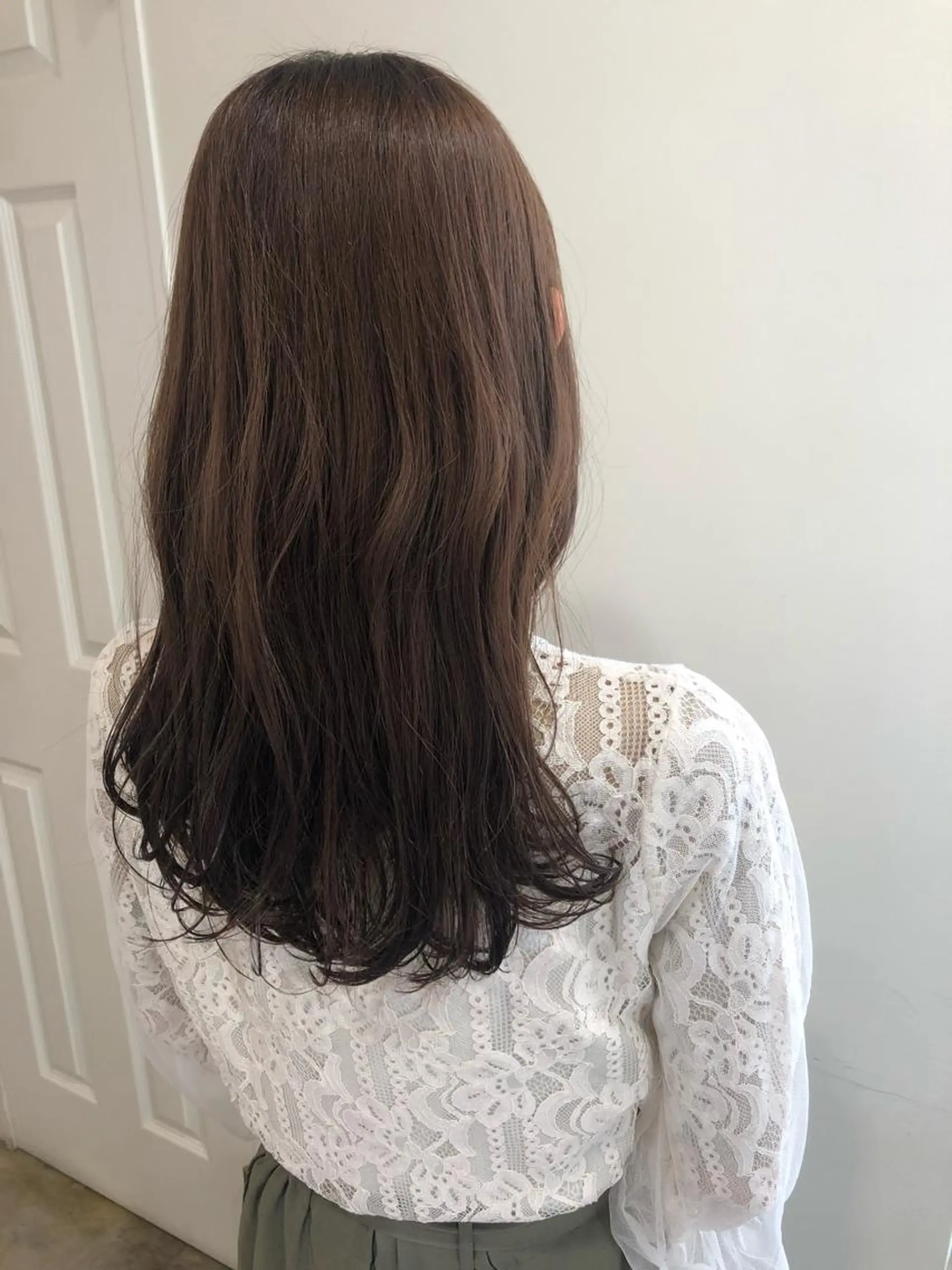 セミロング カット トリートメント MIOベージュカラー 柔らかいカラーのヘアスタイル