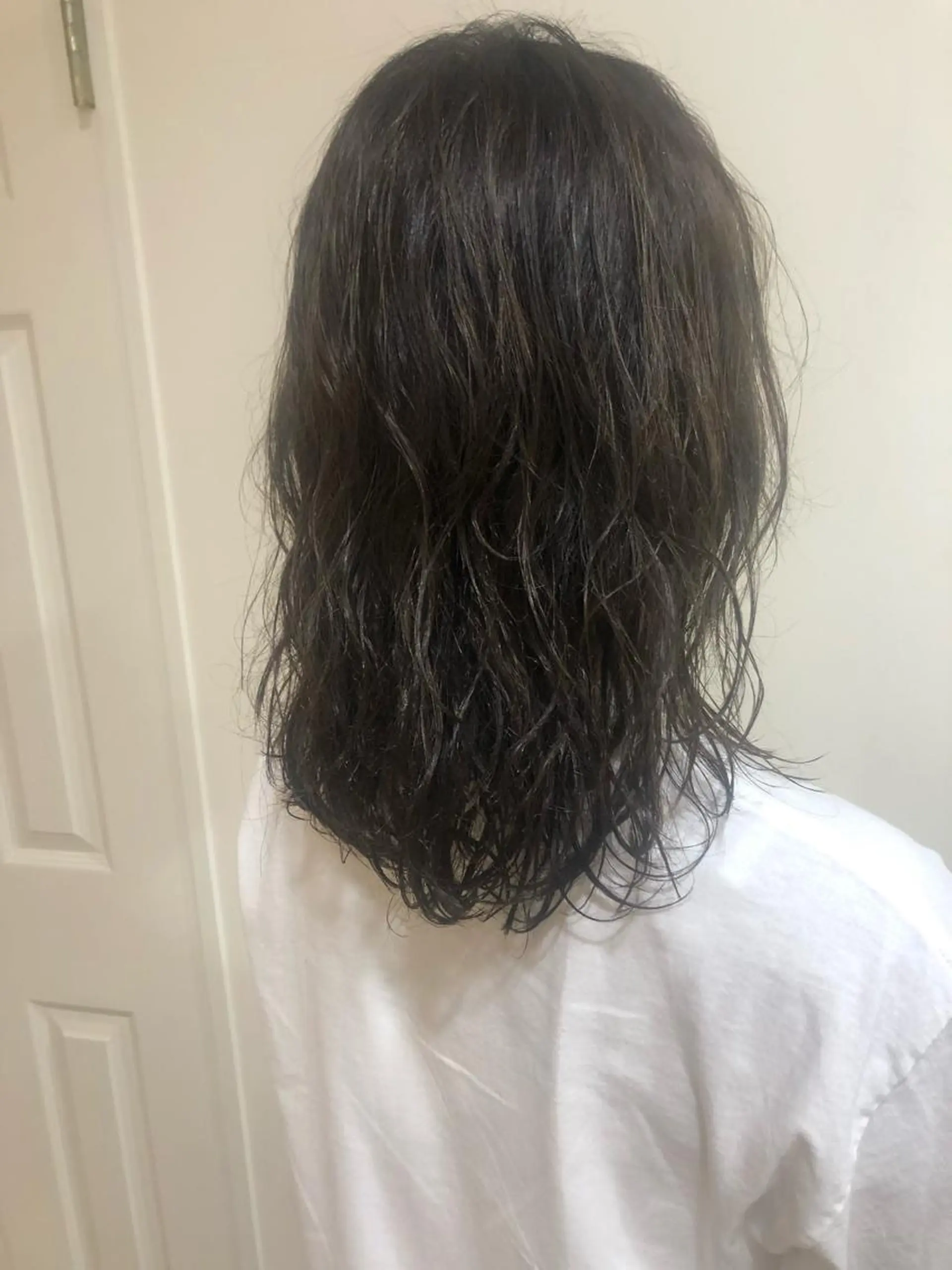 ミディアム カラー パーマ MIOベージュカラー 柔らかいカラーのヘアスタイル