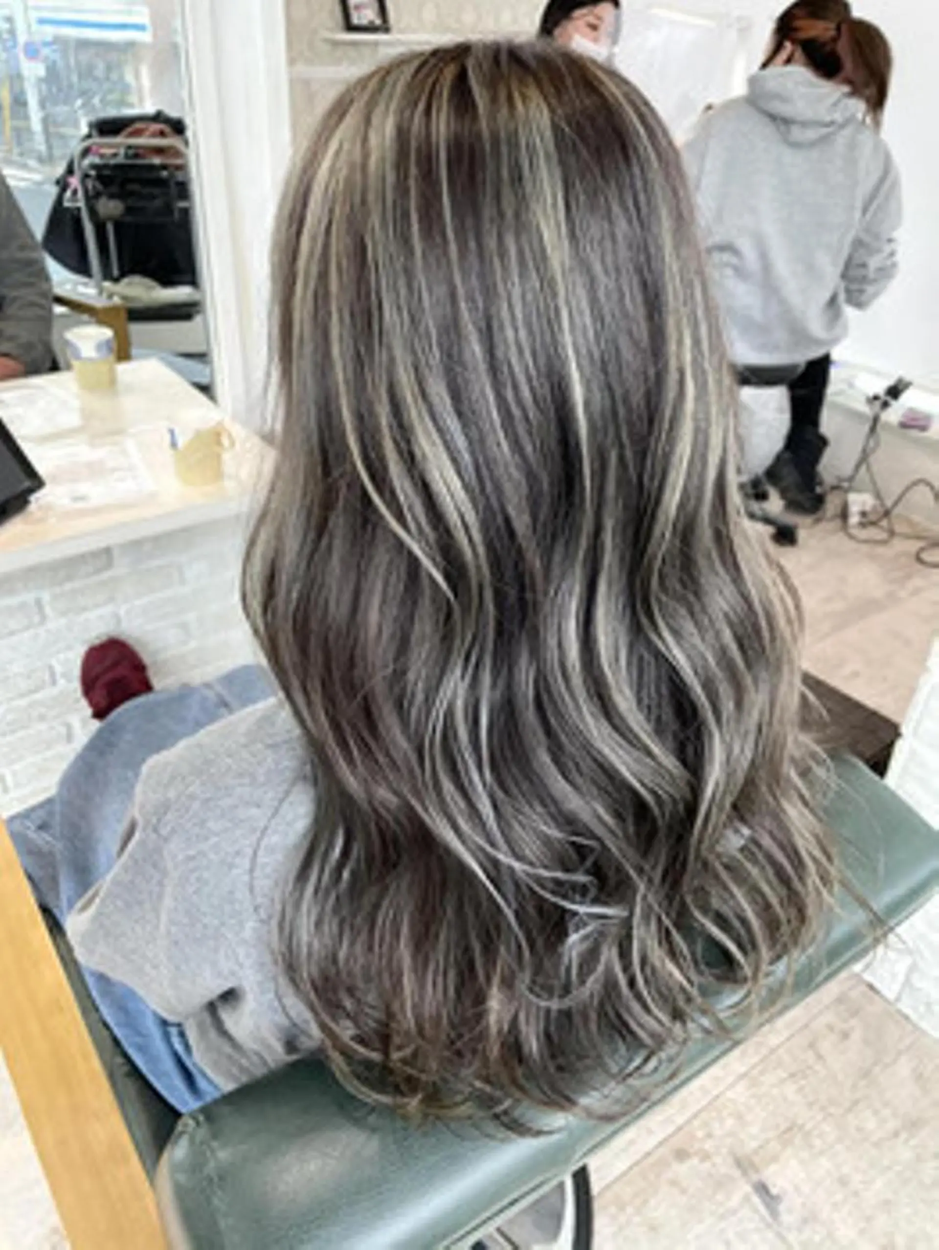 ミディアム カラー ハイライトカラー ハイライト ANGELICA JR奈良店のヘアスタイル