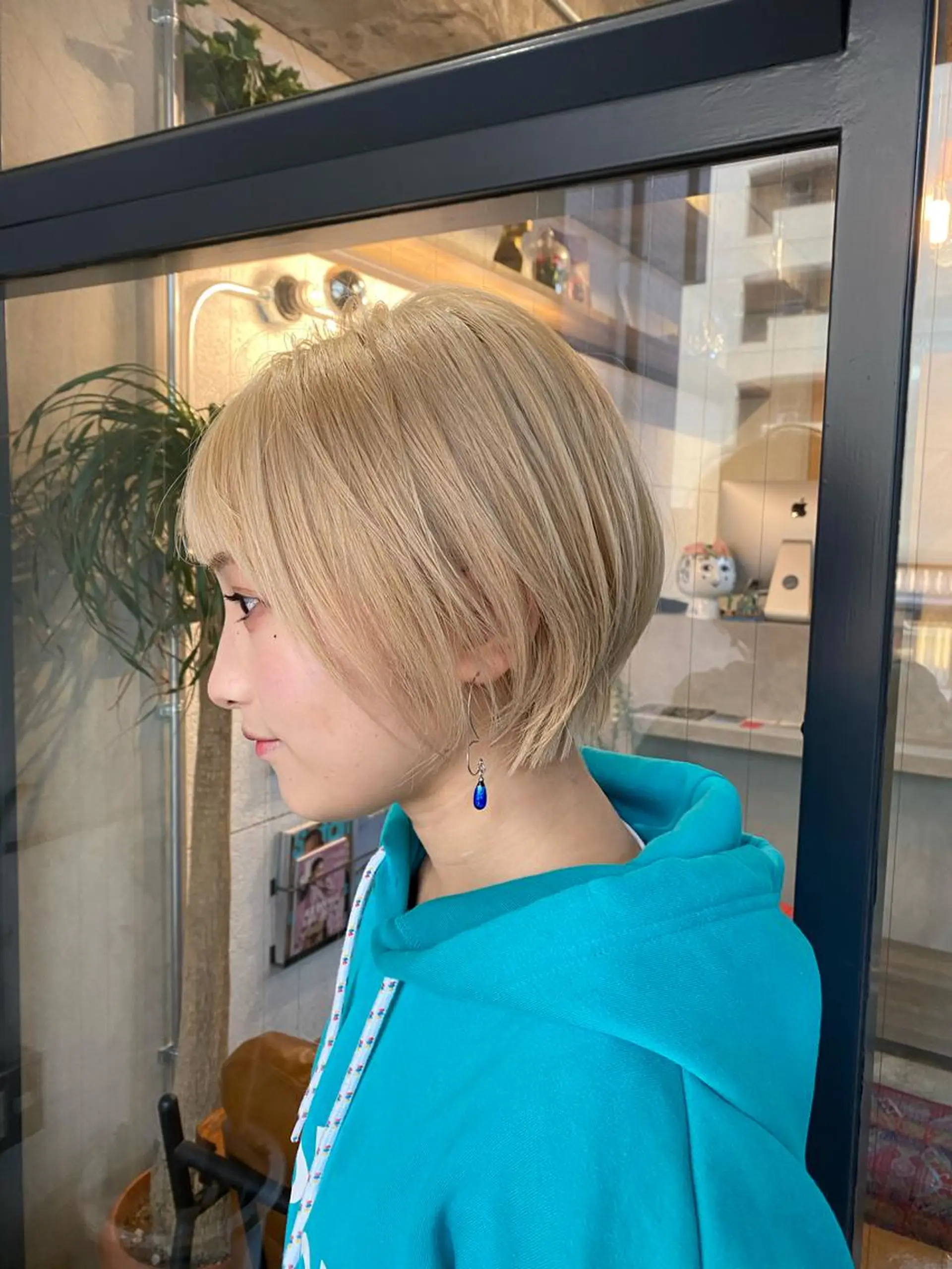 ショート カラー ネイル マツエク・マツパ ハイトーンカラー ショートヘア ショートネイル カット トリートメント 中山 天地のヘアスタイル