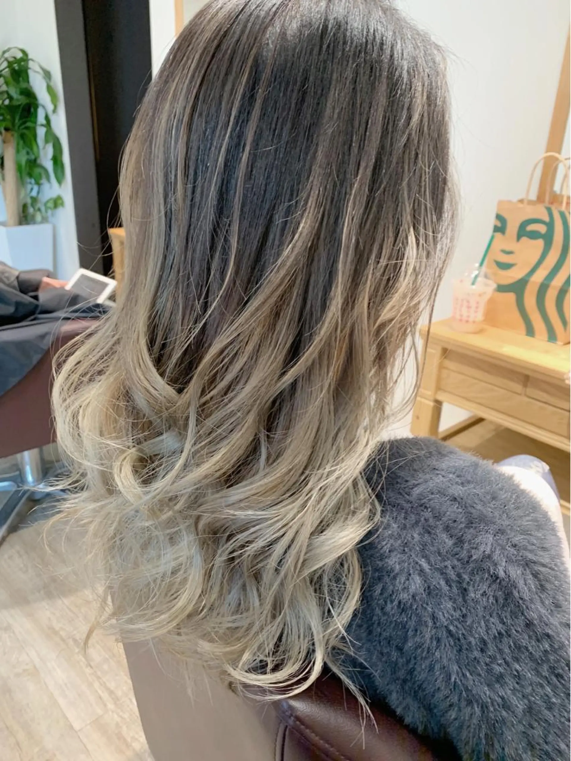 ロング カラー バレイヤージュ ベージュカラー ブリーチ レイヤーカット ヘアカラー トリートメント エクステ KAZUMAのヘアスタイル