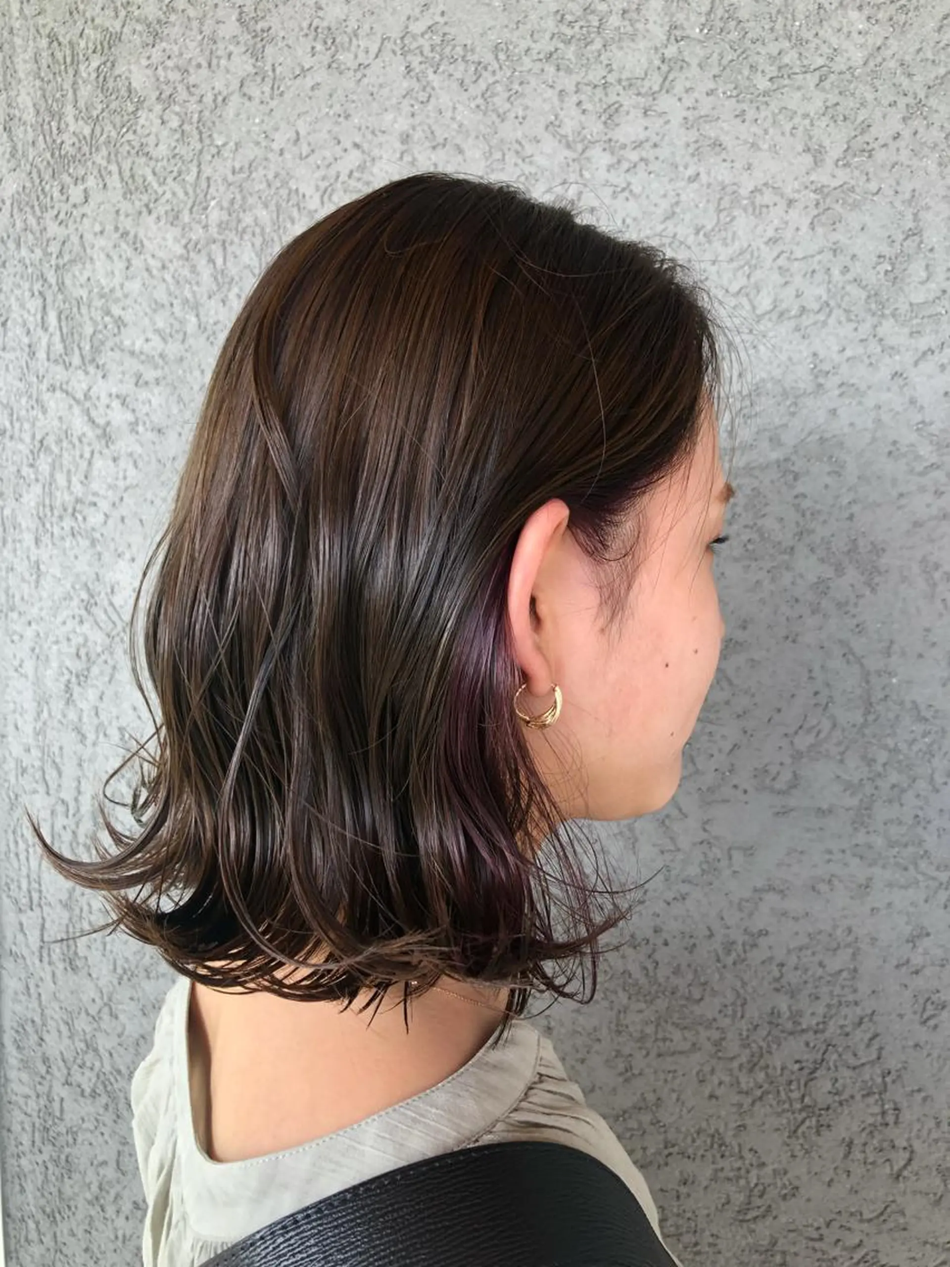 ミディアム パープルカラー 秋元 菜摘のヘアスタイル