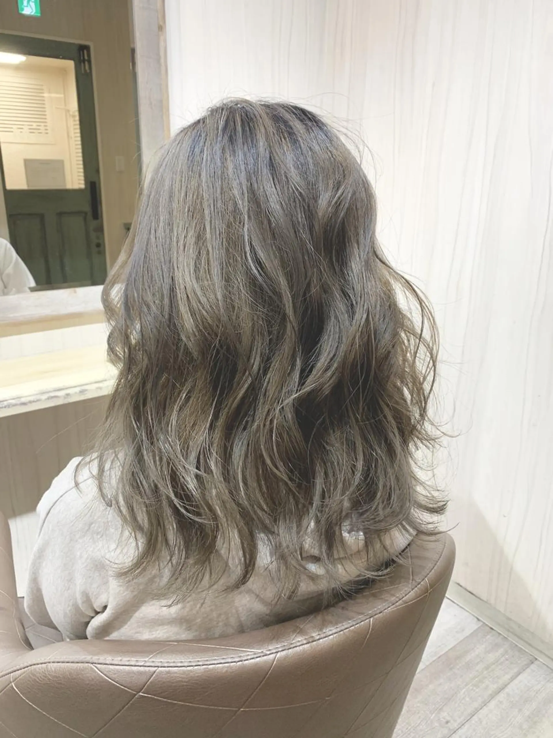 セミロング 嶋村夏実🌼レイヤー 🌸白髪ぼかしのヘアスタイル